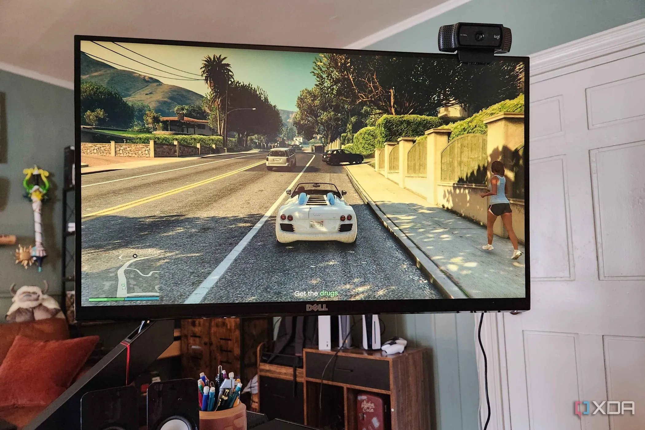Màn hình máy tính hiển thị cảnh chơi GTA V, tượng trưng cho sự tập trung của Rockstar vào GTA Online