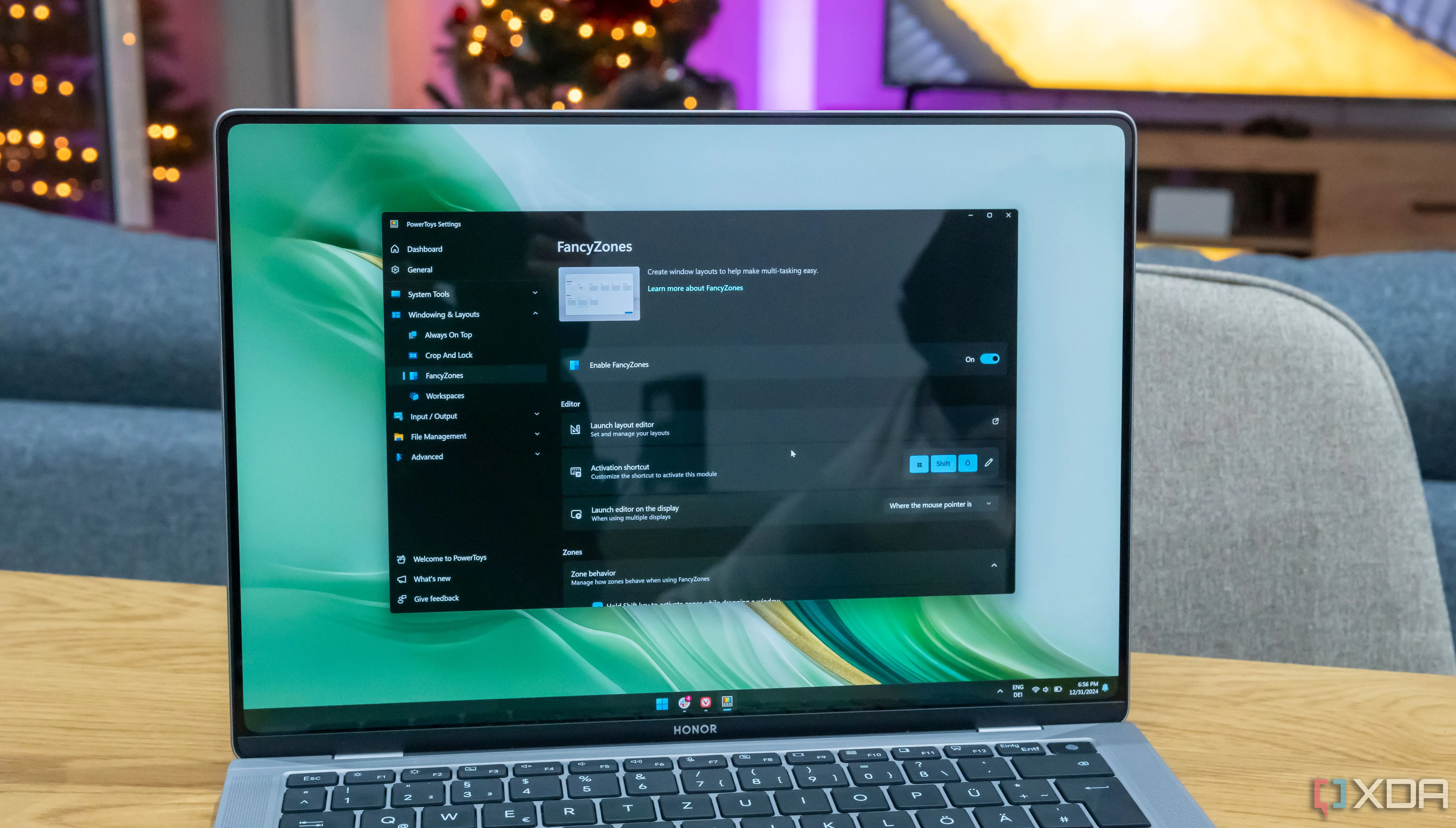 Màn hình máy tính Windows 11 hiển thị PowerToys với cài đặt FancyZones đang mở, minh họa khả năng quản lý cửa sổ thông minh của công cụ này.