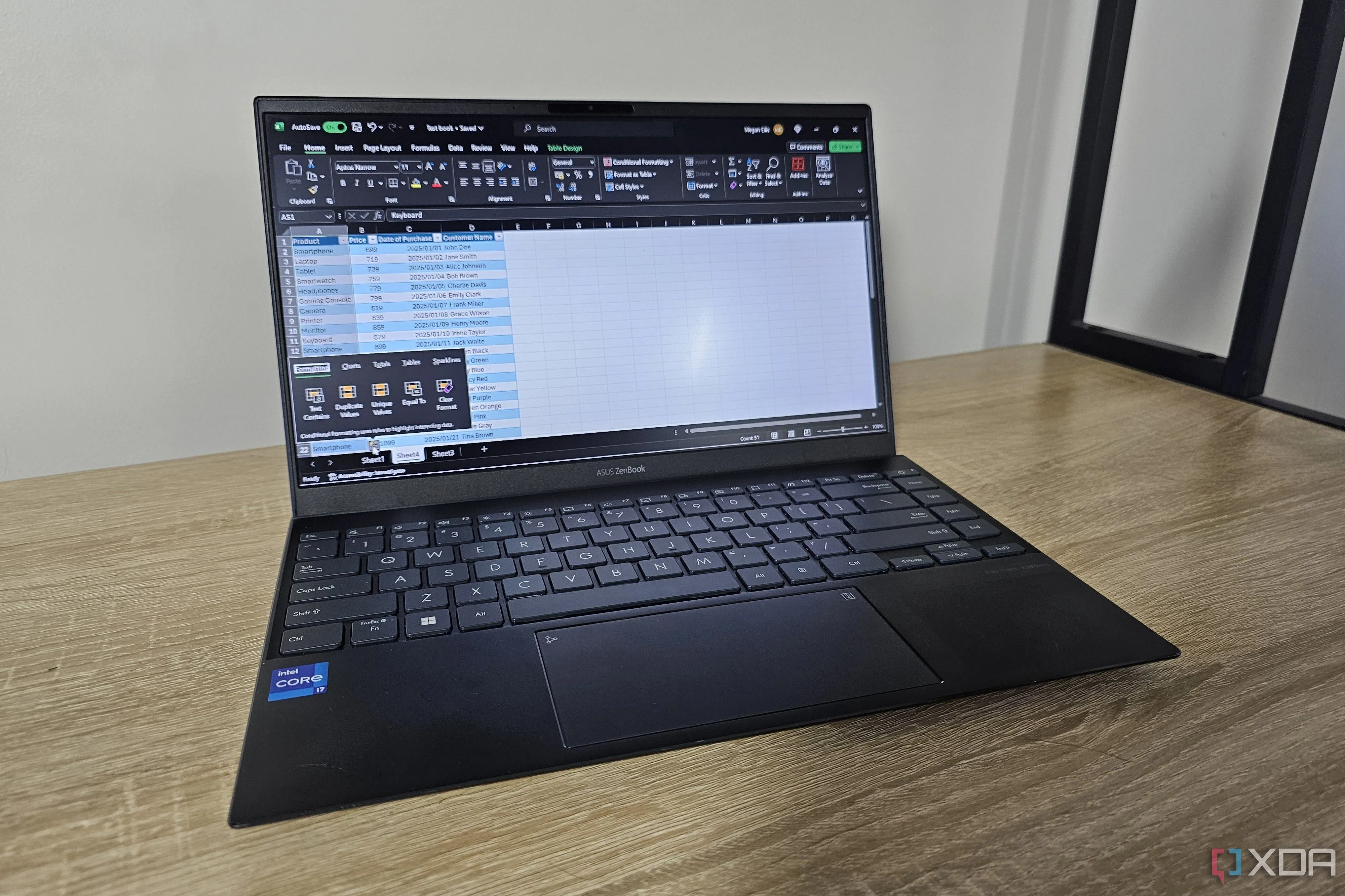 Màn hình máy tính xách tay hiển thị công cụ phân tích nhanh trong Excel, minh họa khả năng quản lý dữ liệu hiệu quả.