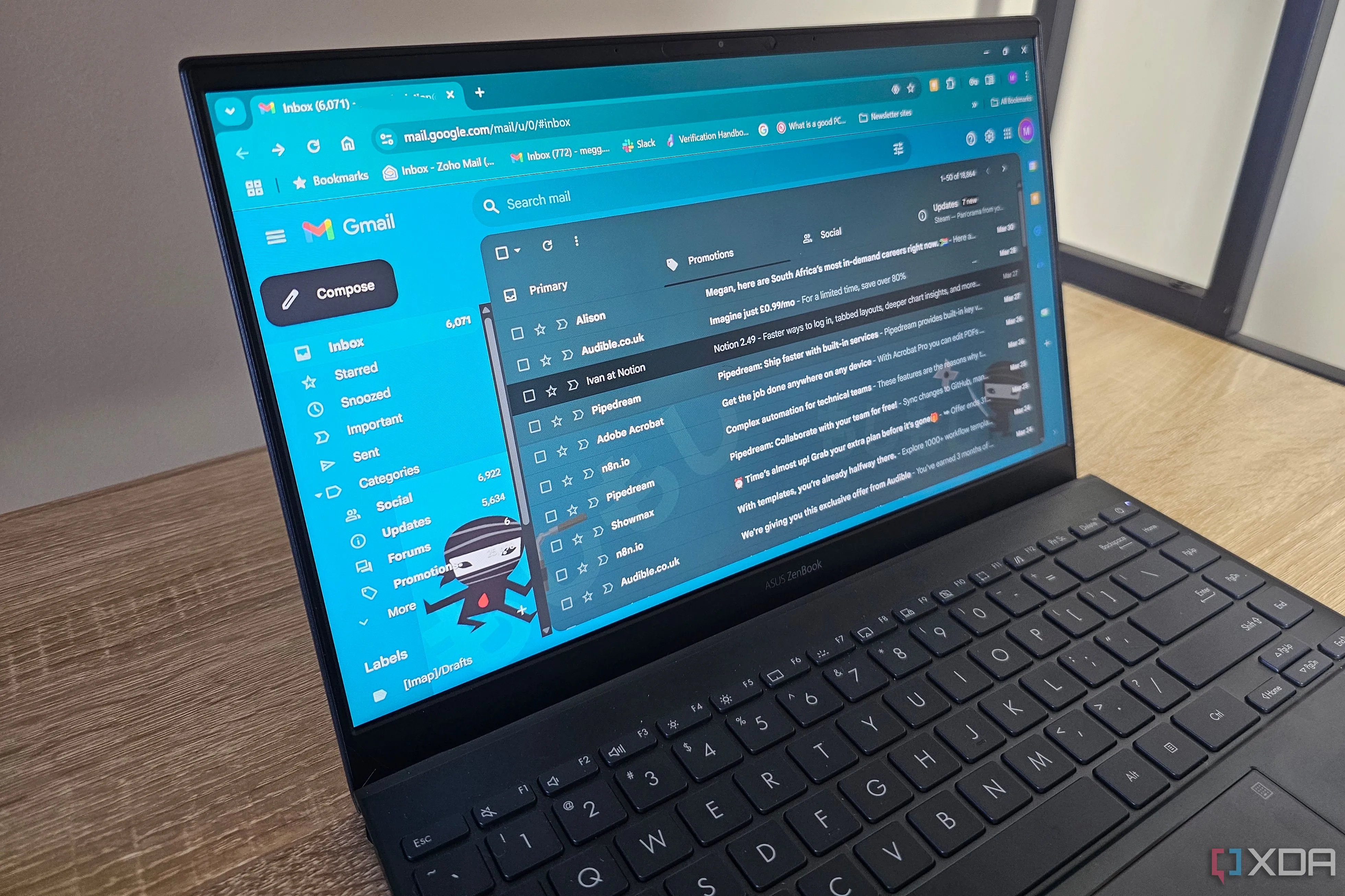 Màn hình máy tính xách tay hiển thị hộp thư đến Gmail, gợi ý về các lựa chọn thay thế Outlook.