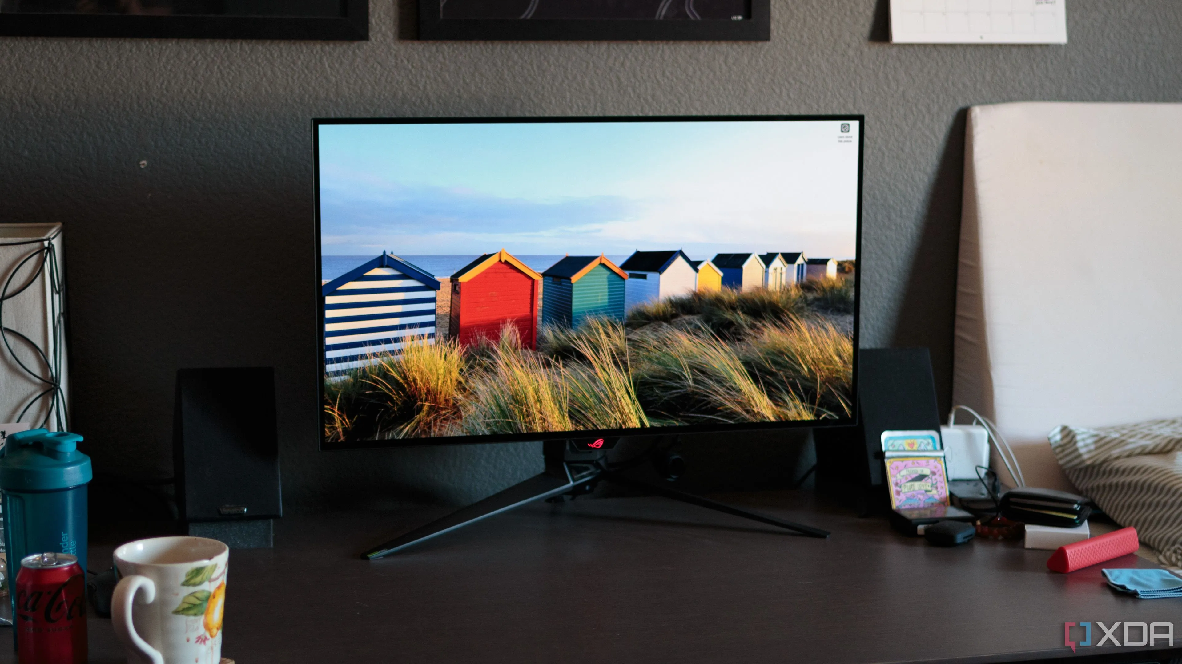 Màn hình OLED ASUS ROG PG32UCDP hiển thị trên bàn làm việc gaming