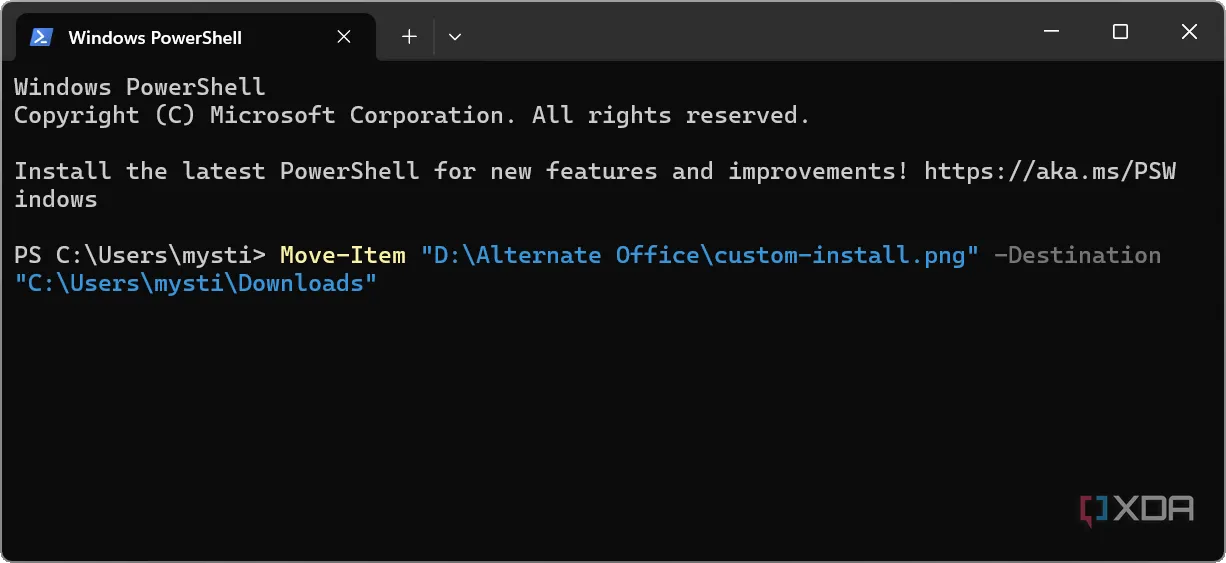 Màn hình PowerShell hiển thị lệnh di chuyển tập tin đến một thư mục đích cụ thể, minh họa cách sử dụng cmdlet Move-Item hiệu quả