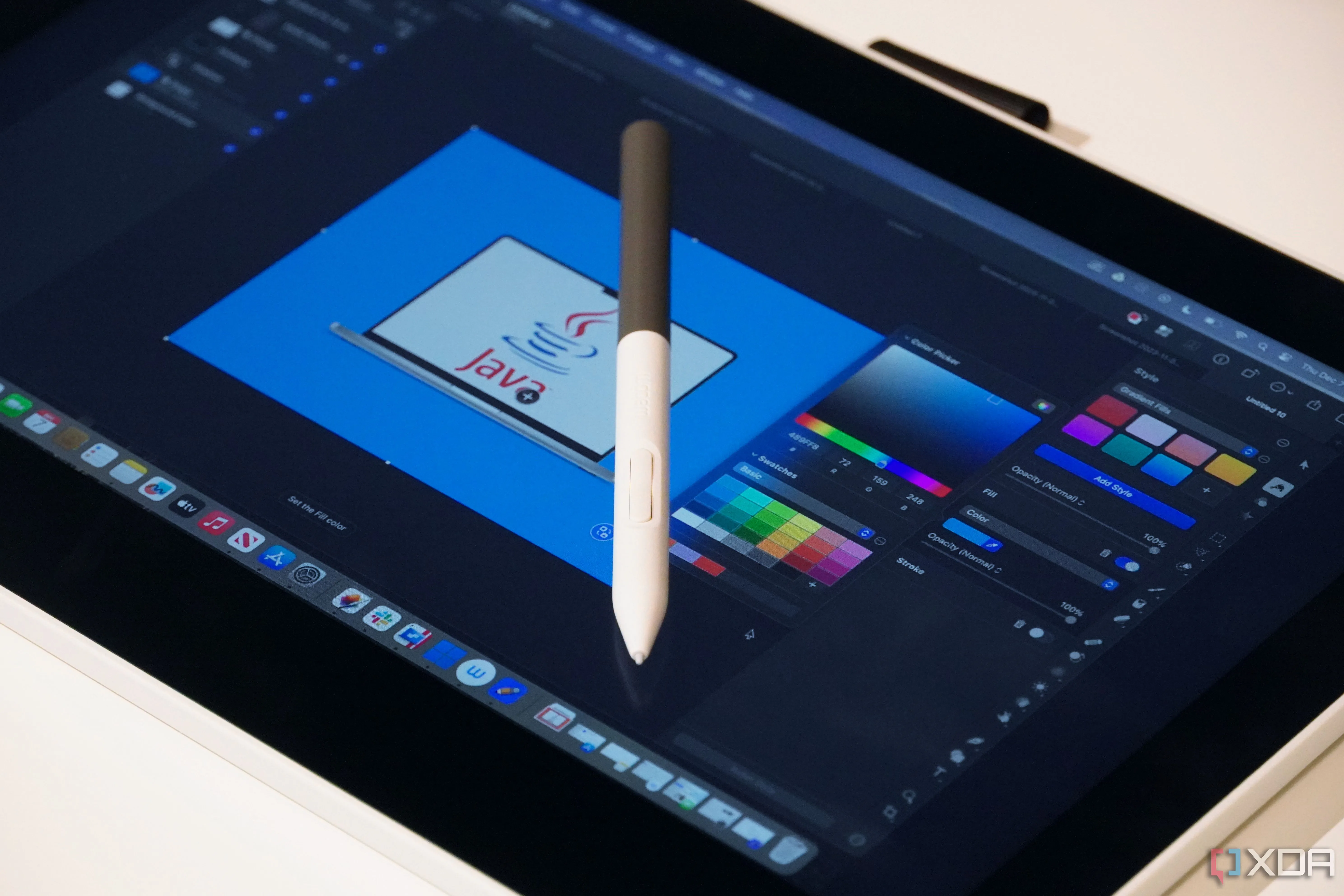 Màn hình Wacom One hiển thị giao diện Pixelmator Pro, một lựa chọn thay thế Photoshop hiệu quả, cùng với bút cảm ứng.
