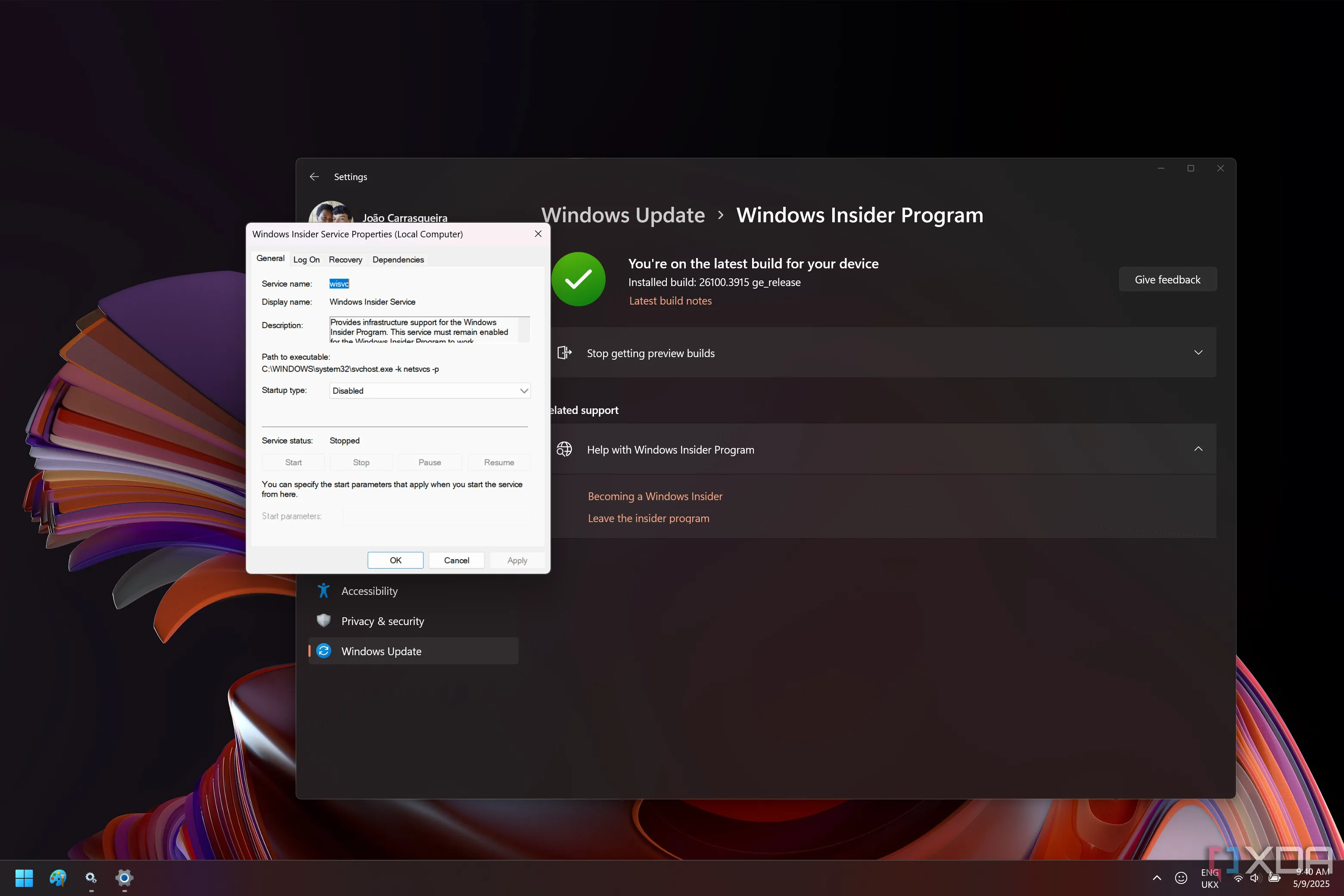 Màn hình Windows 11 hiển thị dịch vụ Windows Insider đã tắt và trang cài đặt chương trình Windows Insider.