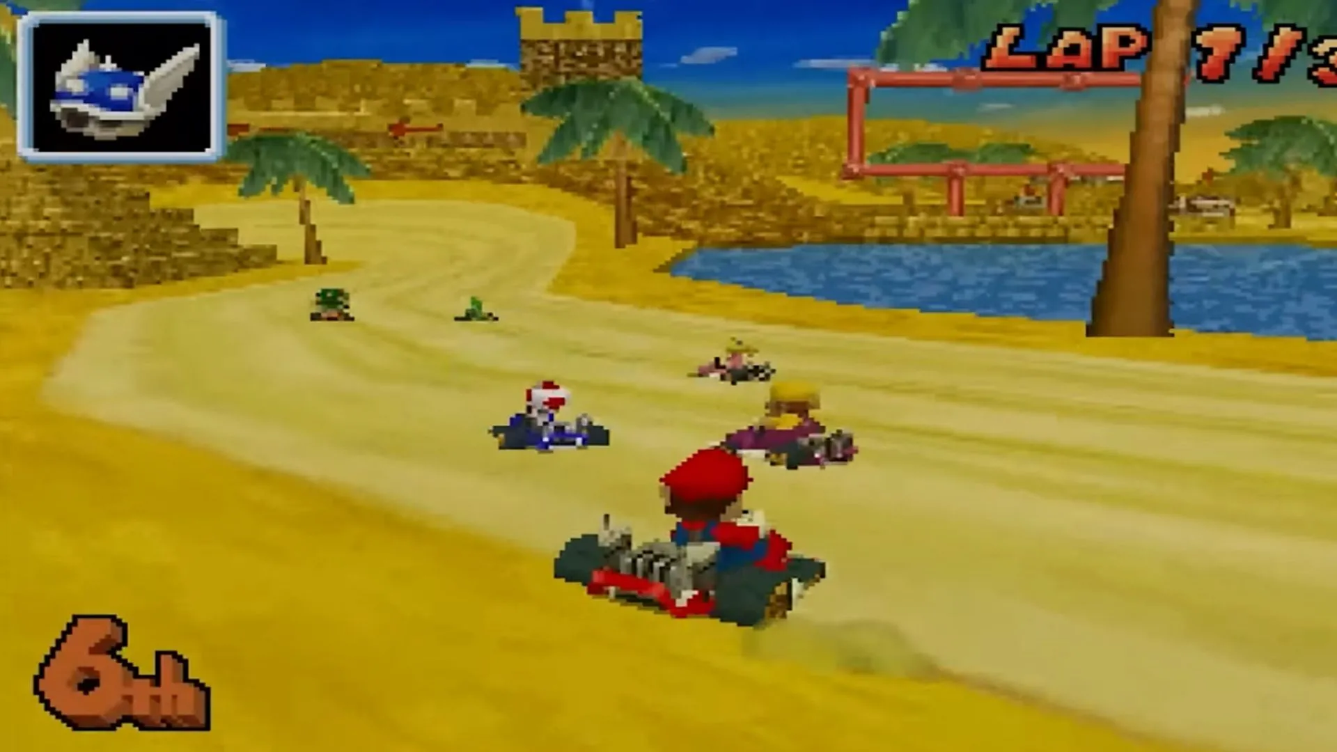 Mario đang đua xe và bị tấn công bởi Vỏ Xanh trong game Mario Kart DS hiếm