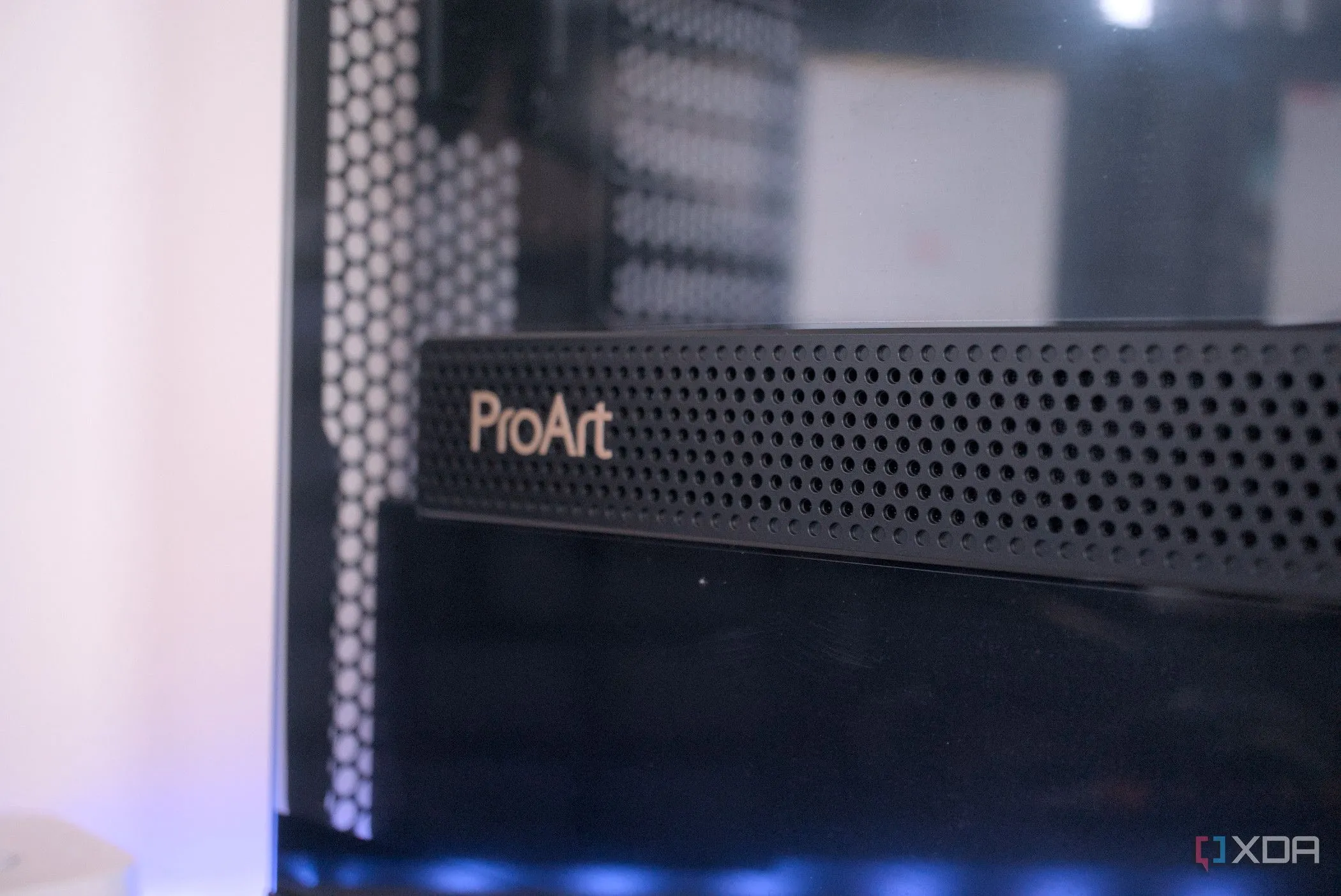 Mặt bên case Asus ProArt PA602 với thiết kế độc đáo, tối ưu cho tản nhiệt GPU