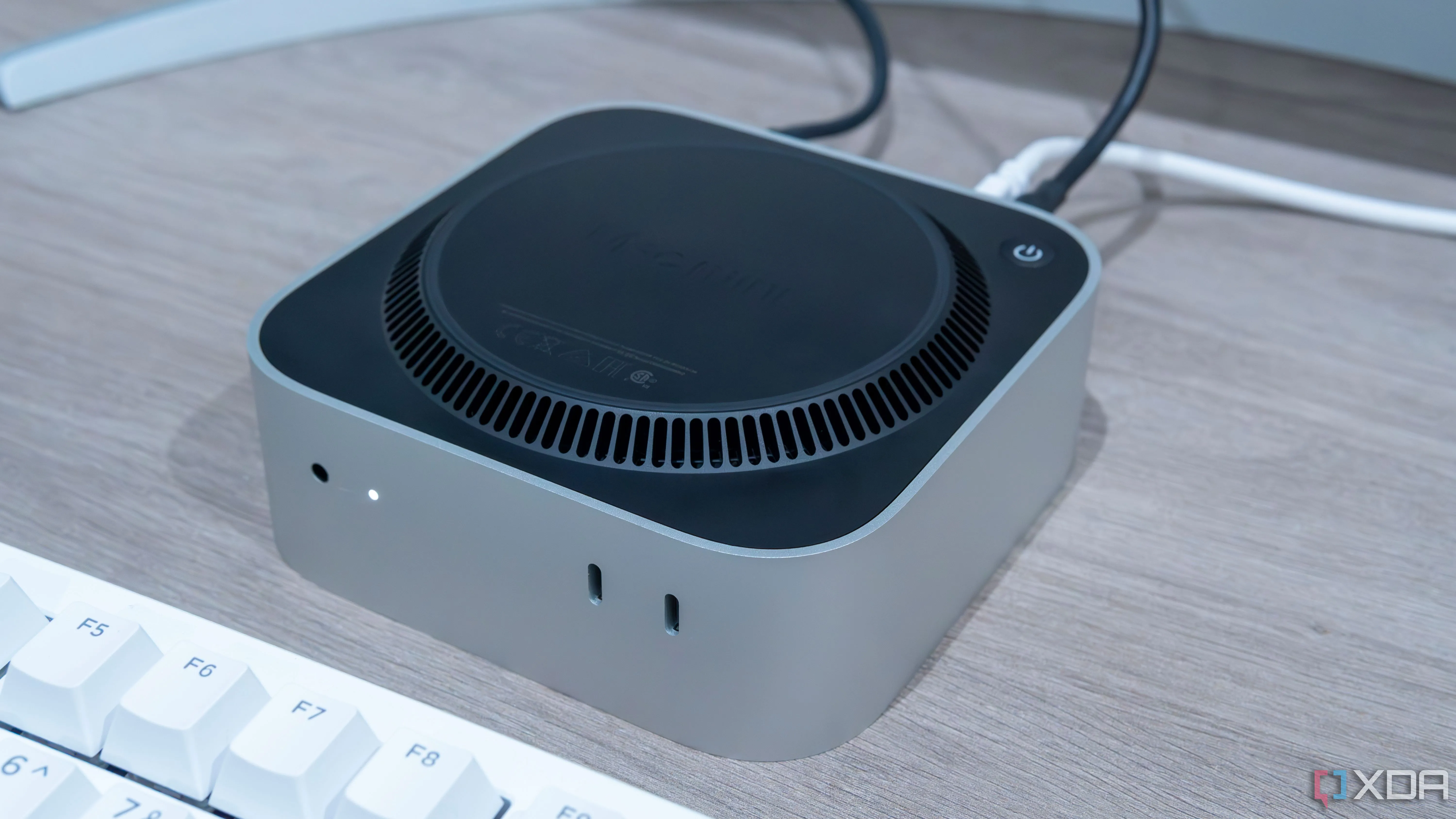 Mặt dưới của một chiếc Mac Mini với các cổng kết nối, minh họa thiết kế nhỏ gọn và khả năng tản nhiệt hiệu quả.