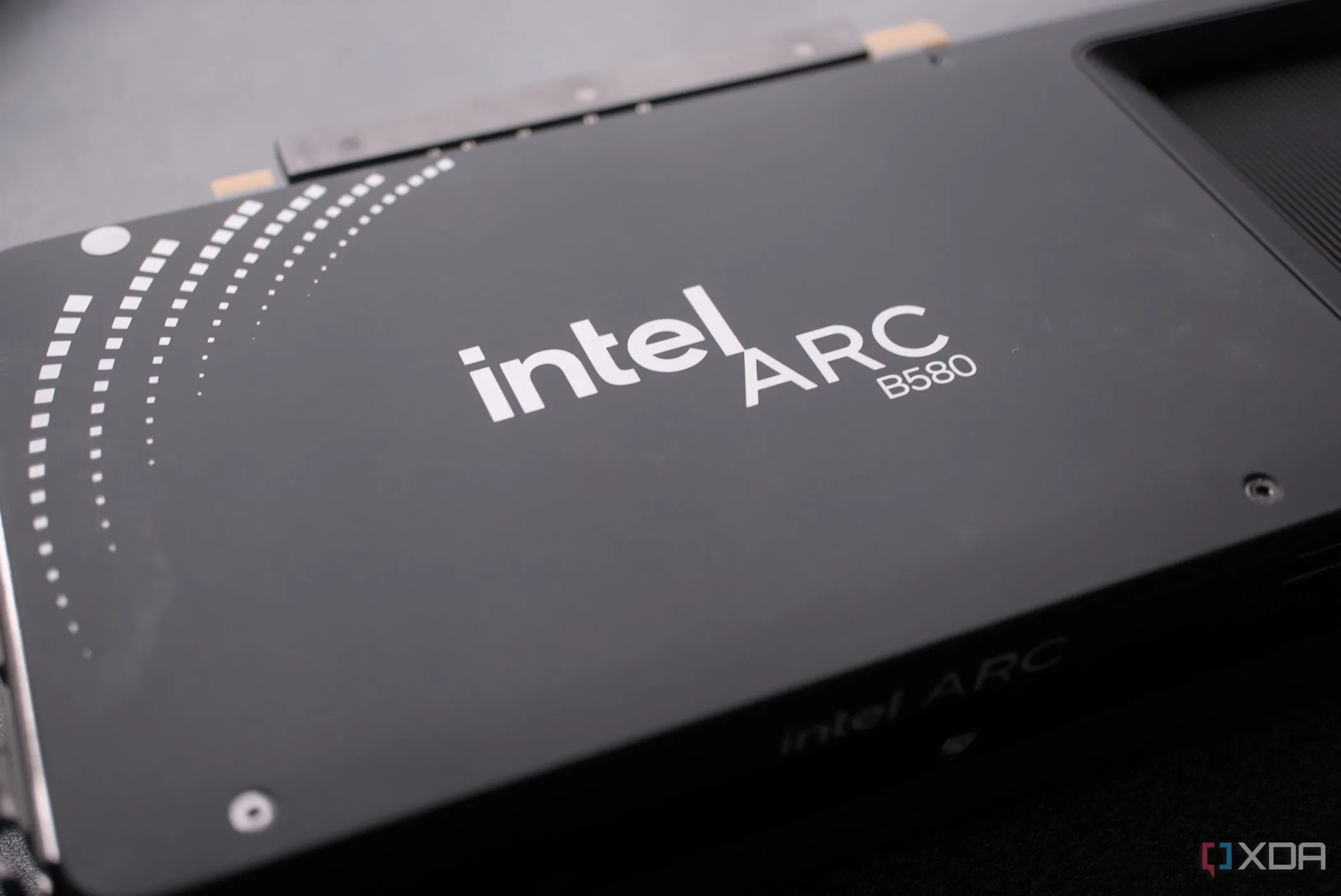 Mặt lưng card đồ họa Intel Arc B580, nhấn mạnh thiết kế và khả năng tản nhiệt