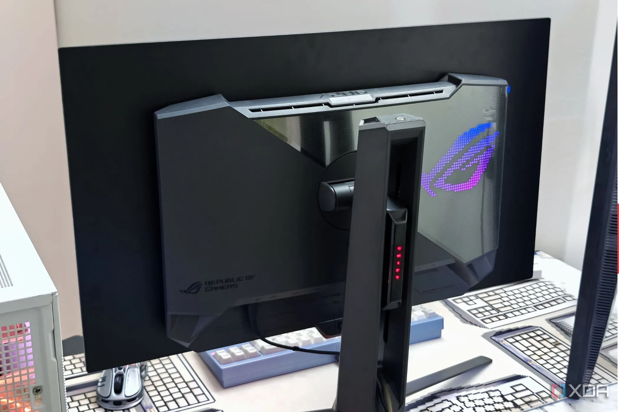 Mặt sau của màn hình Asus ROG Swift PG27AQDM với các cổng kết nối và thiết kế gaming