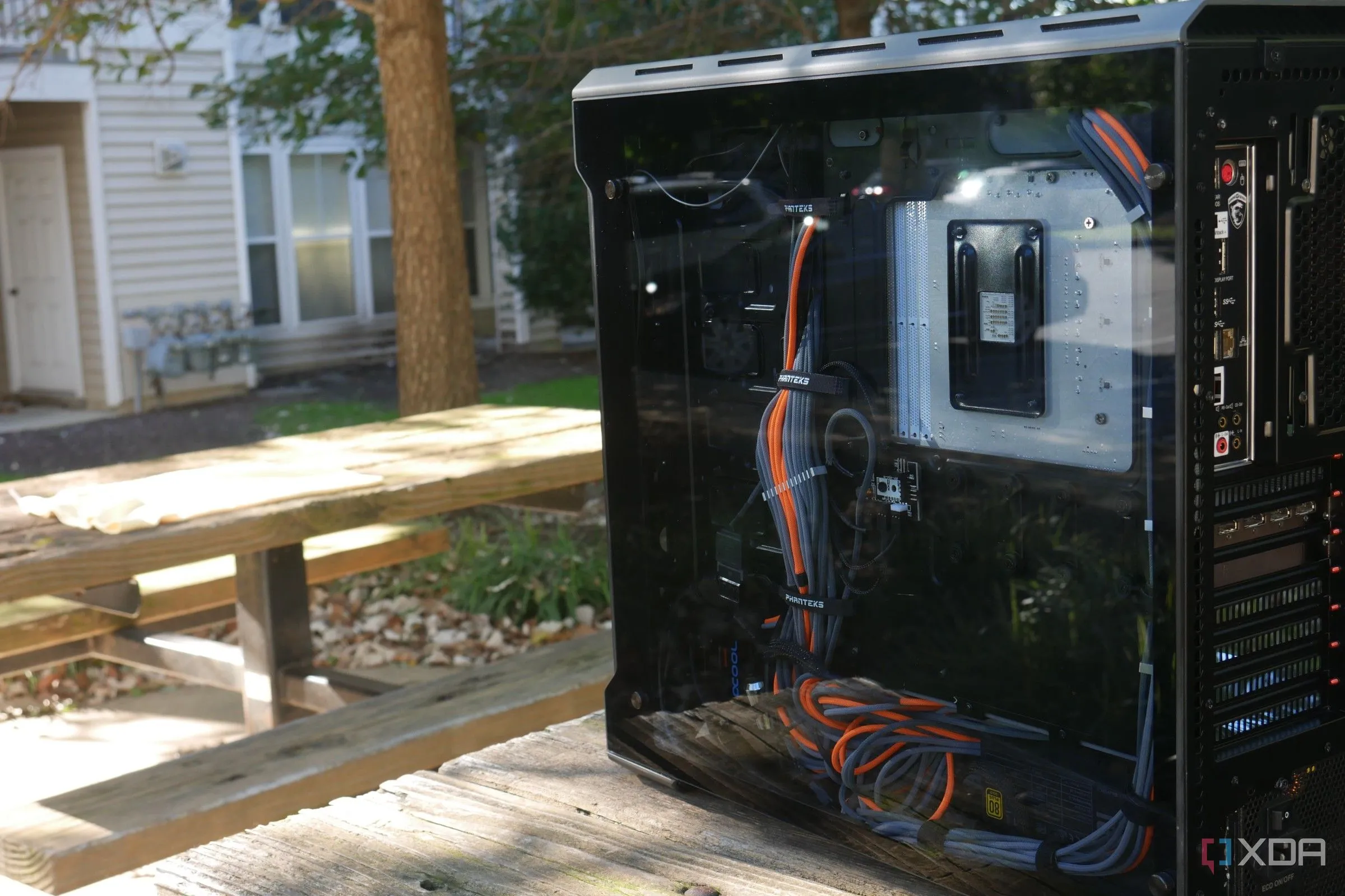 Mặt sau của một thùng máy tính cá nhân (case Phanteks Evolv) với dây cáp tùy chỉnh, minh họa PC cũ có thể tái sử dụng cho home lab.