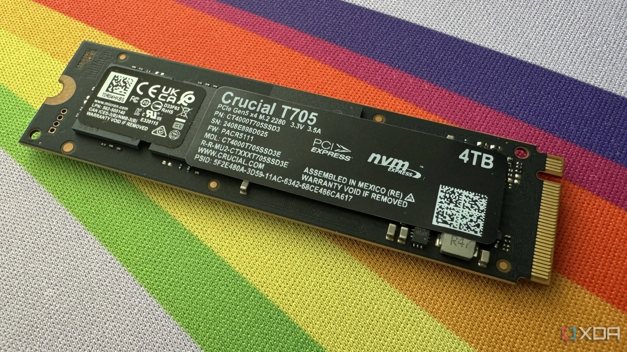 Mặt sau của ổ cứng SSD Crucial T705 hiển thị nhãn thông số kỹ thuật, minh chứng cho sự phát triển và giá thành ngày càng hợp lý của các ổ SSD hiệu năng cao trên thị trường