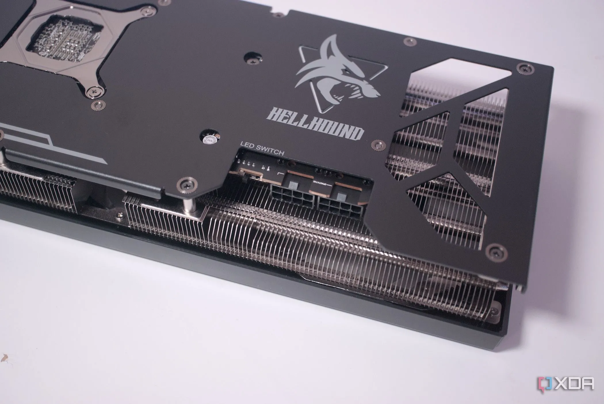 Mặt sau của PowerColor Hellhound Radeon RX 7900 GRE
