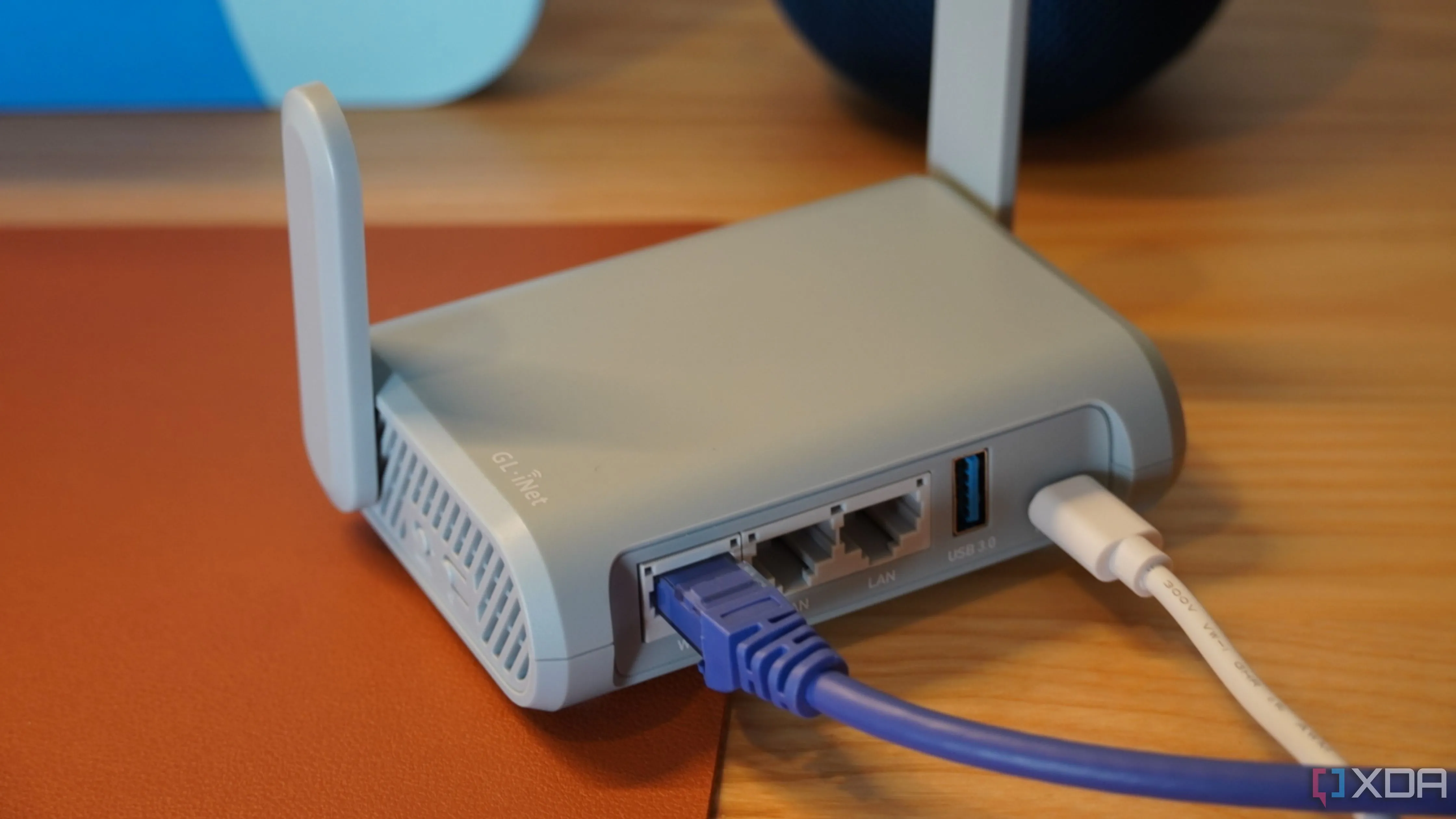 Mặt sau của router GL.iNet Beryl, minh họa các cổng kết nối và nút điều khiển có thể liên quan đến UPnP