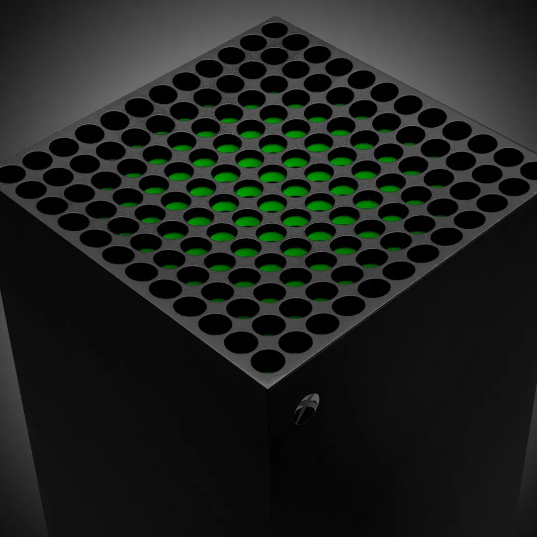 Mặt trên của console Xbox Series X màu đen, cho thấy thiết kế hiện đại