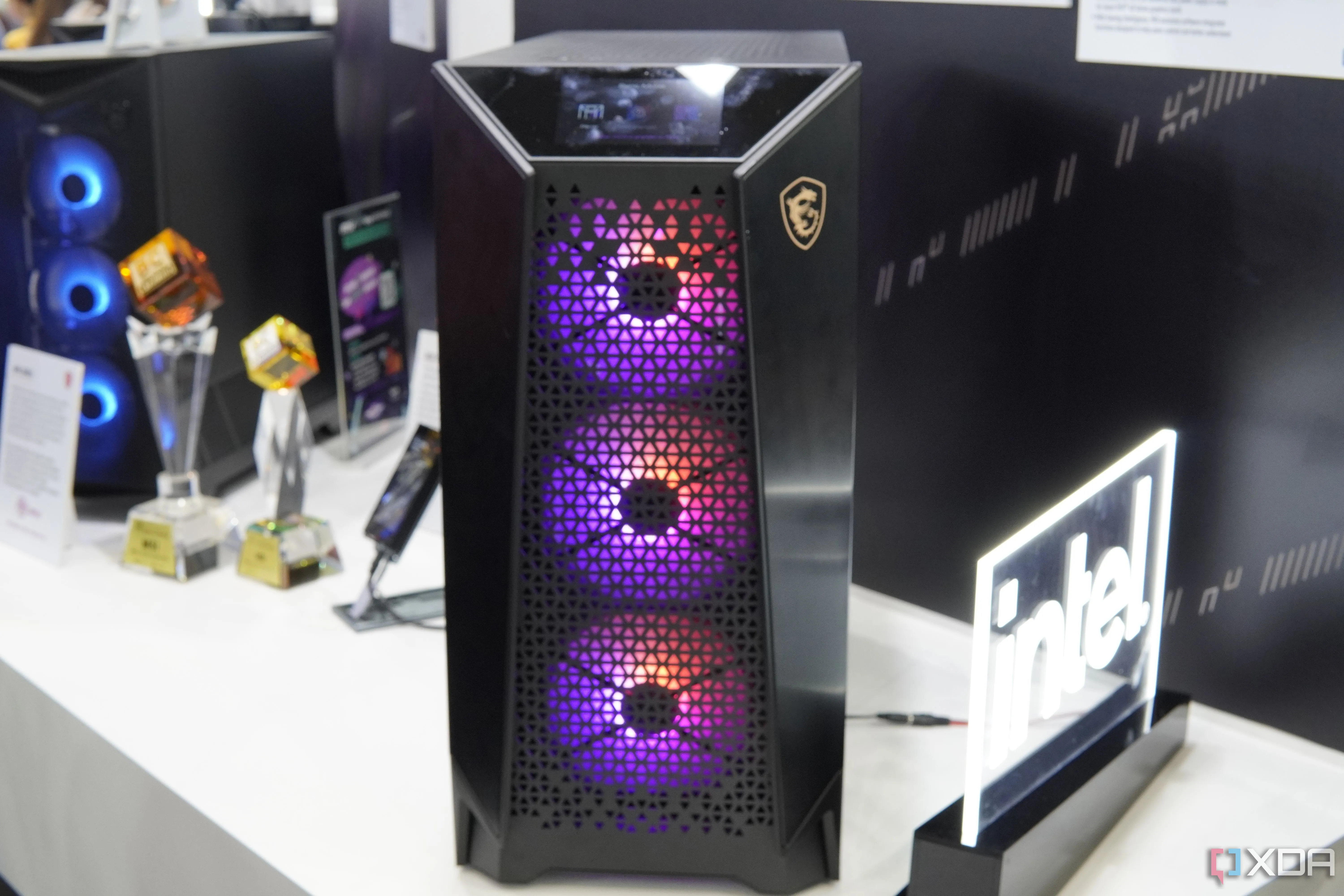 Mặt trước case PC MSI MEG với quạt RGB hút khí