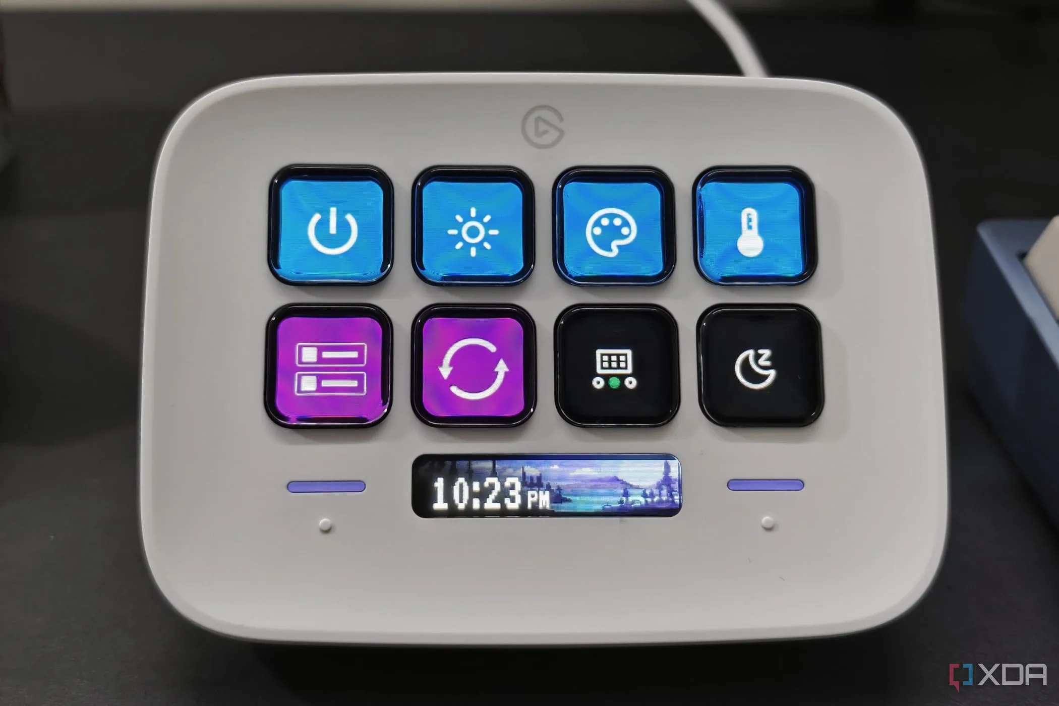 Mặt trước của Stream Deck Neo hiển thị các điều khiển ánh sáng