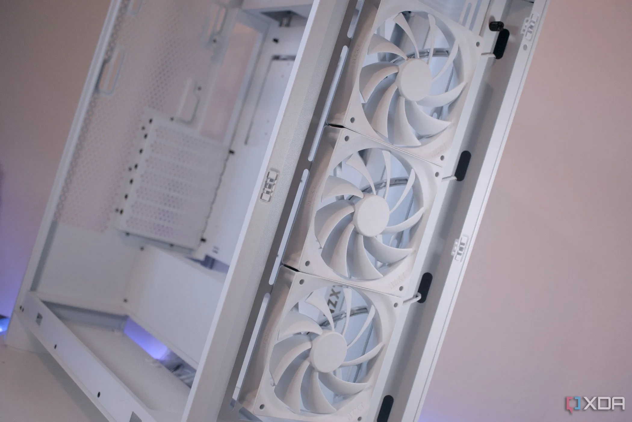 Mặt trước thùng máy NZXT H7 Flow (2024) với các quạt lớn, minh họa lợi ích của việc sử dụng quạt có kích thước phù hợp.