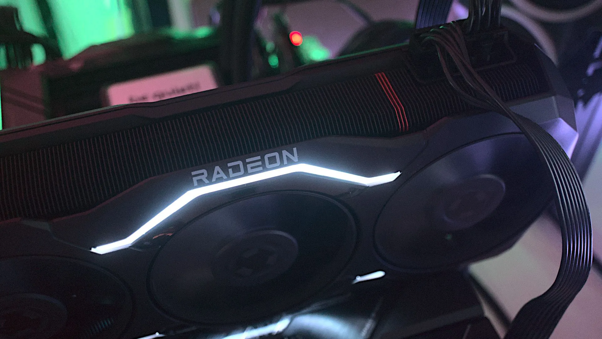 Mẫu card đồ họa AMD Radeon RX 7900 XTX phiên bản tham chiếu, minh họa thiết kế mạnh mẽ của các GPU AMD, trong bối cảnh cạnh tranh với Nvidia.