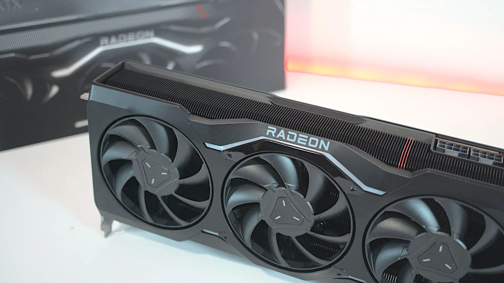 Mẫu card đồ họa tham chiếu AMD Radeon RX 7900 XTX, đại diện cho thiết kế nguyên bản từ nhà sản xuất chip GPU