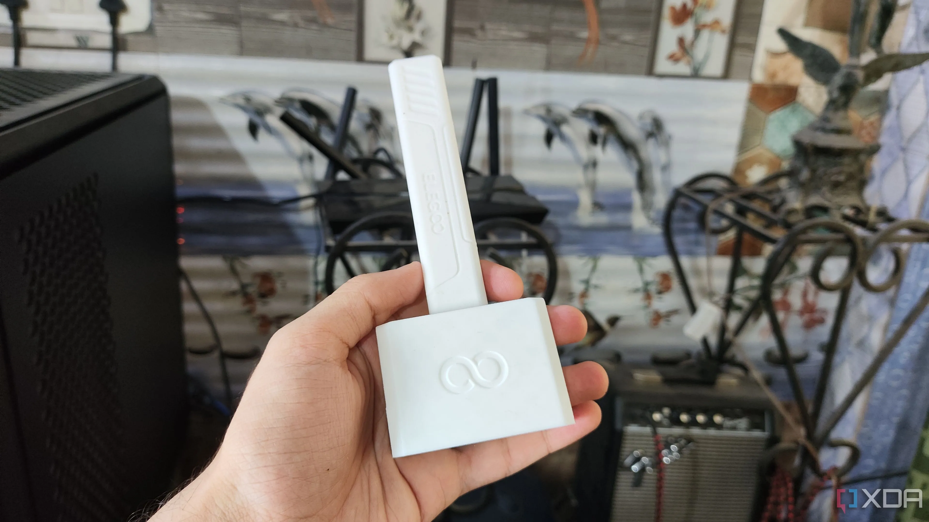 Mẫu máy in 3D Elegoo Centauri Carbon với bàn in sạch sẽ sau khi được cạo, thể hiện hiệu quả của dụng cụ scraper.