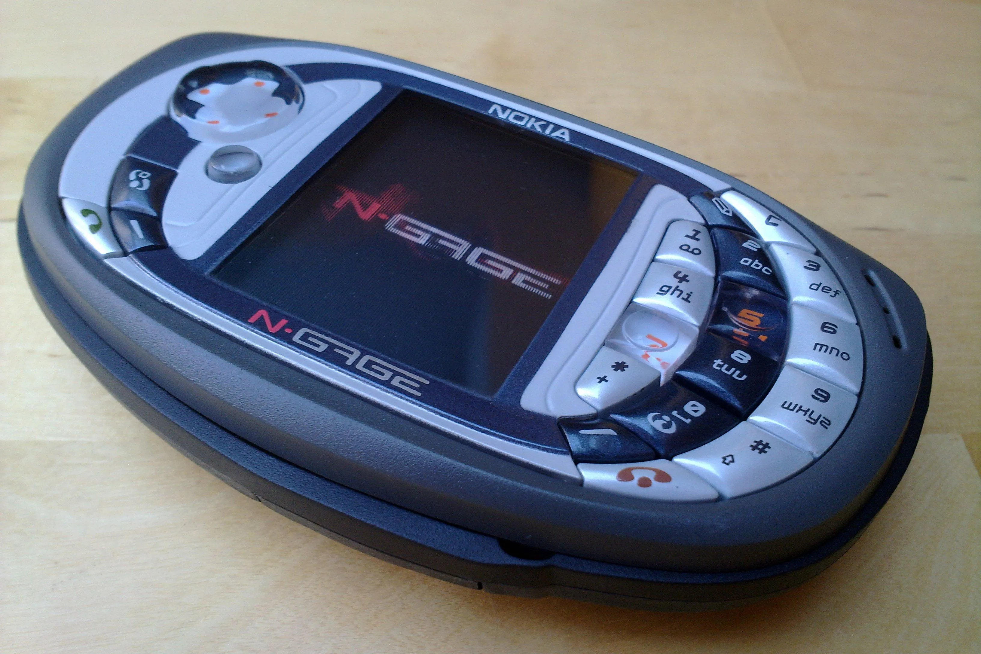 Máy chơi game cầm tay Nokia N-Gage, một nỗ lực kết hợp điện thoại và game không thành công