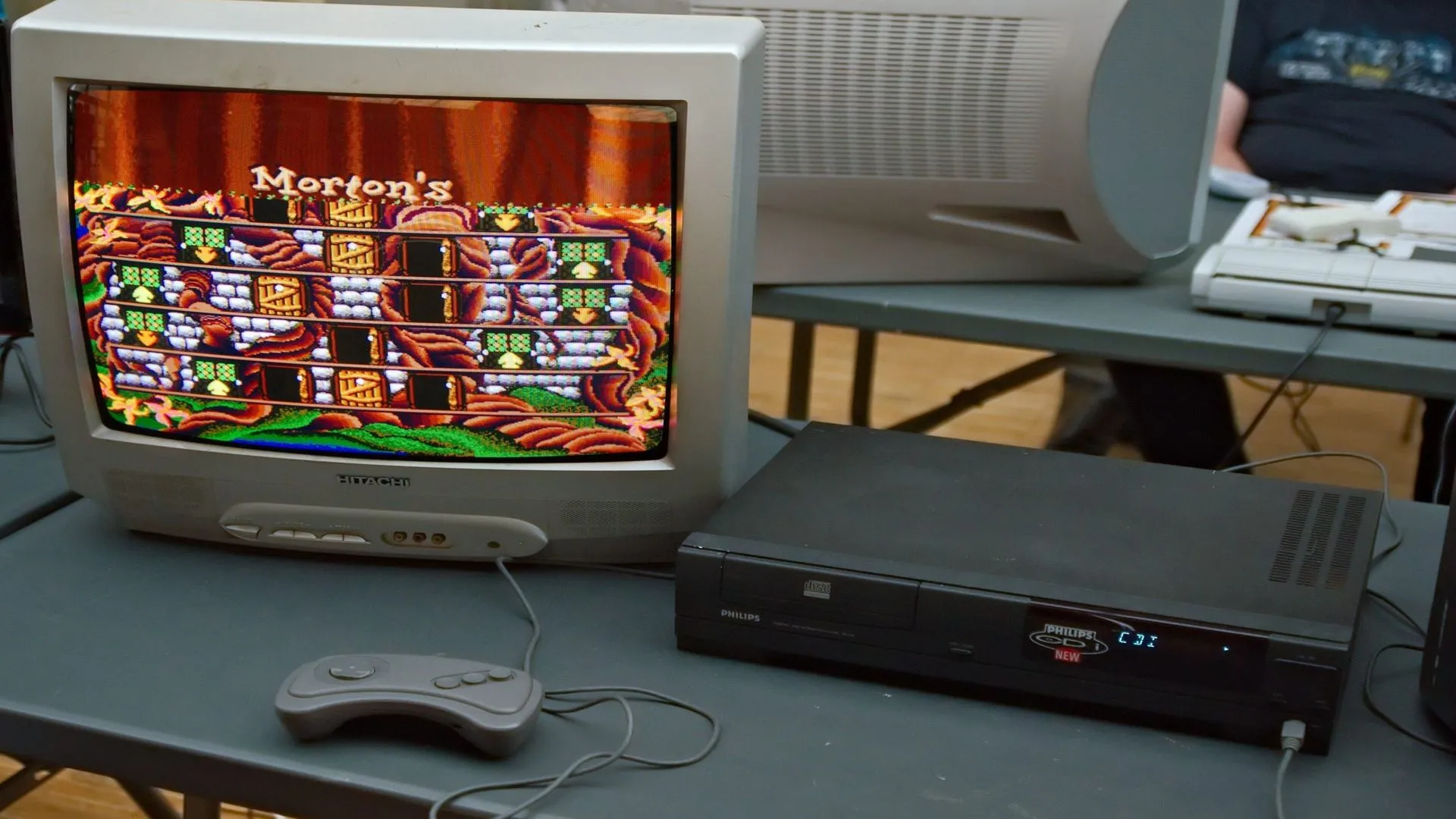 Máy chơi game Philips CD-i hiển thị trò Hotel Mario, biểu tượng cho nỗ lực thất bại của Nintendo và Philips trong việc ứng dụng công nghệ đĩa CD.