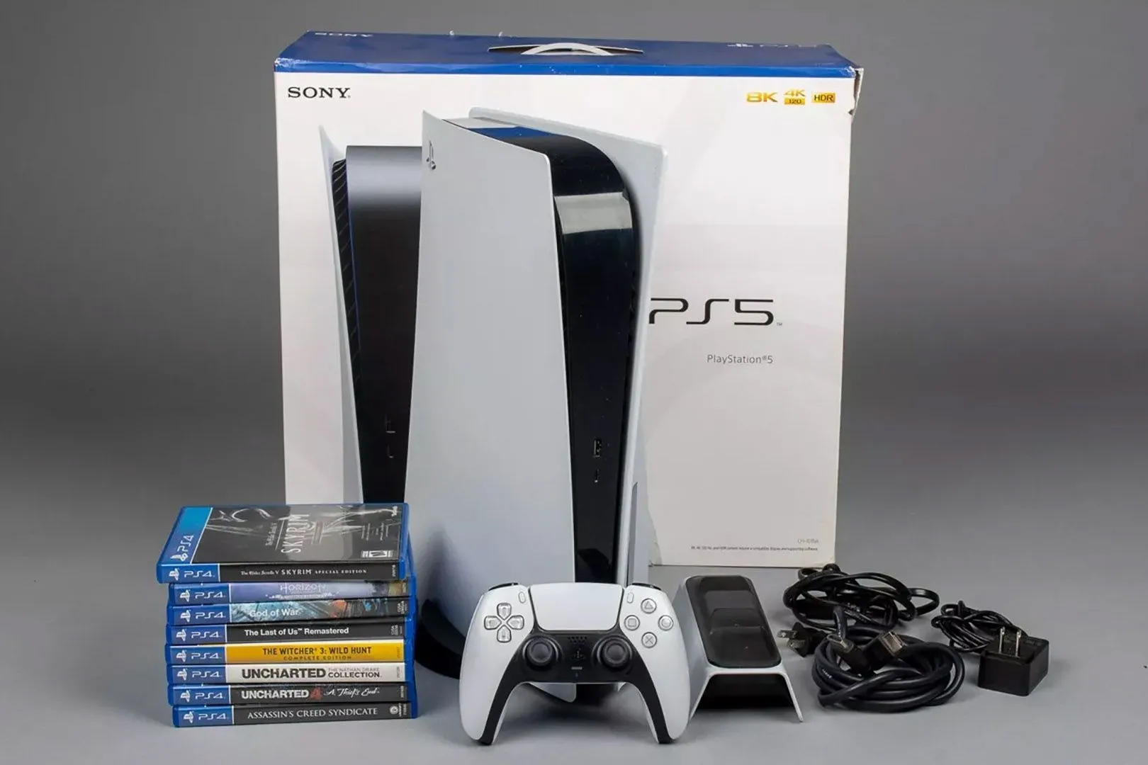 Máy chơi game PlayStation 5 và nhiều đĩa game xếp cạnh nhau, thể hiện nhu cầu giải trí console ngày càng tăng.
