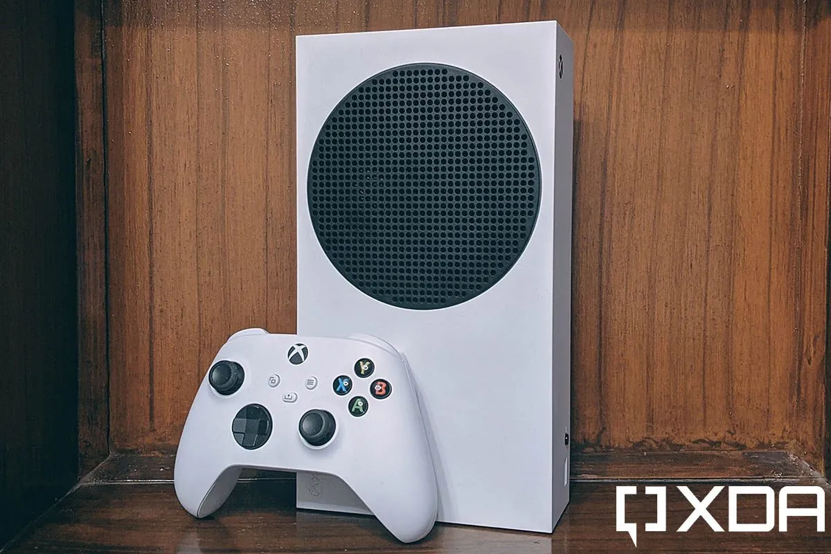 Máy chơi game Xbox Series S màu trắng, mặt trước, thể hiện phần cứng nhận bản cập nhật hệ điều hành Xbox Insider.