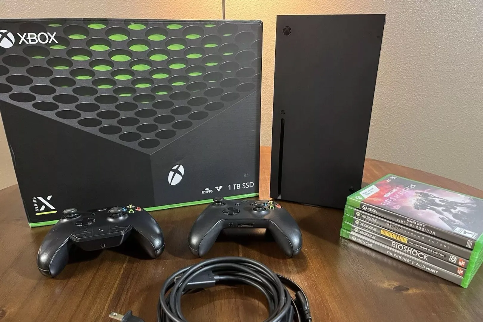 Máy chơi game Xbox Series X màu đen cùng các tựa game được mong đợi sắp ra mắt.