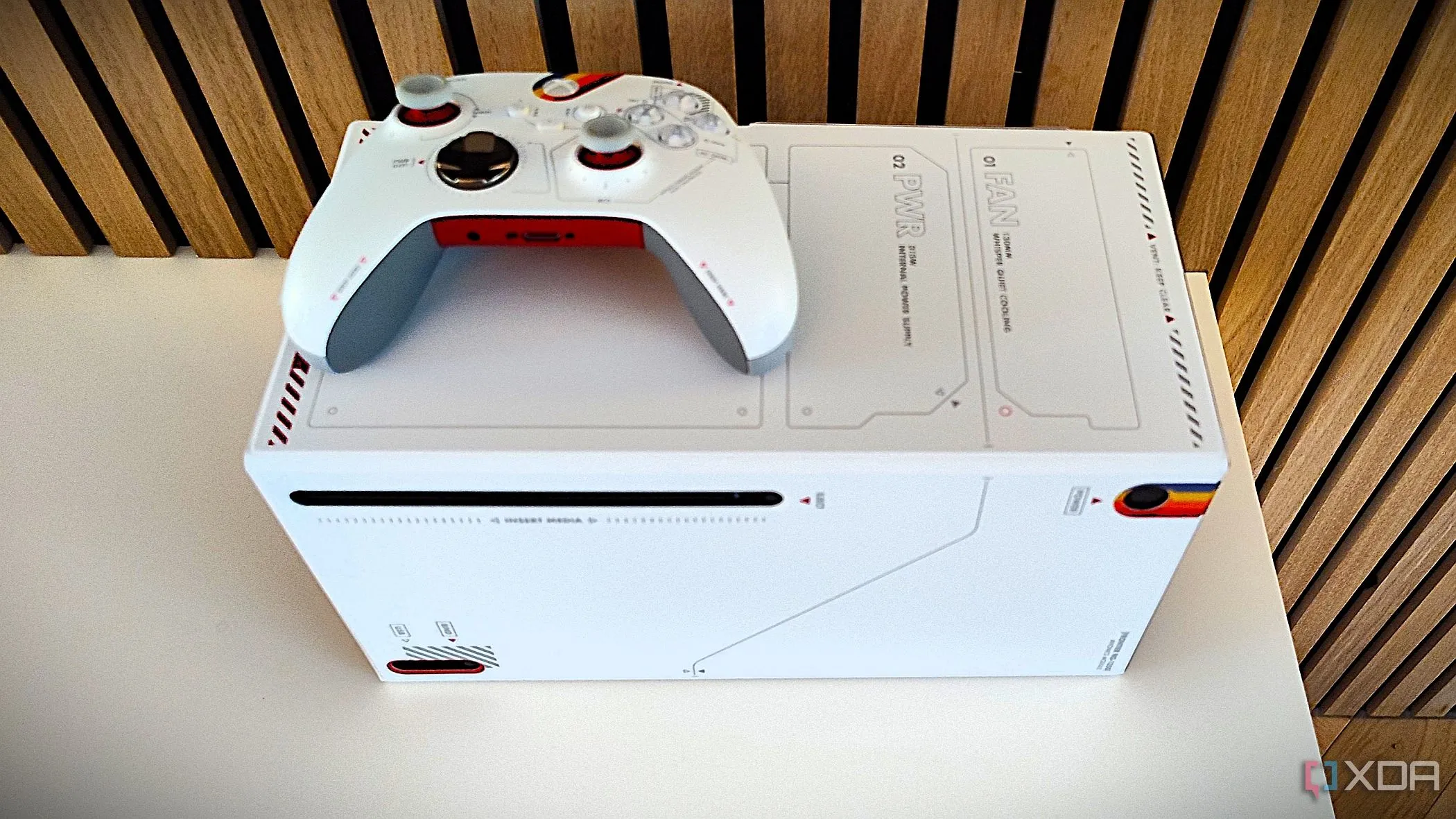 Máy chơi game Xbox Series X với tay cầm và skin Starfield, biểu tượng cho console hiện đại cần linh kiện thay thế để kéo dài tuổi thọ.