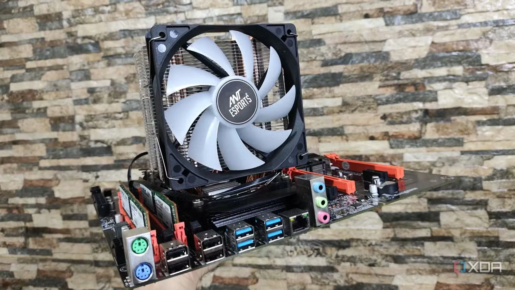 Máy chủ PC với nhiều ổ cứng và quạt tản nhiệt