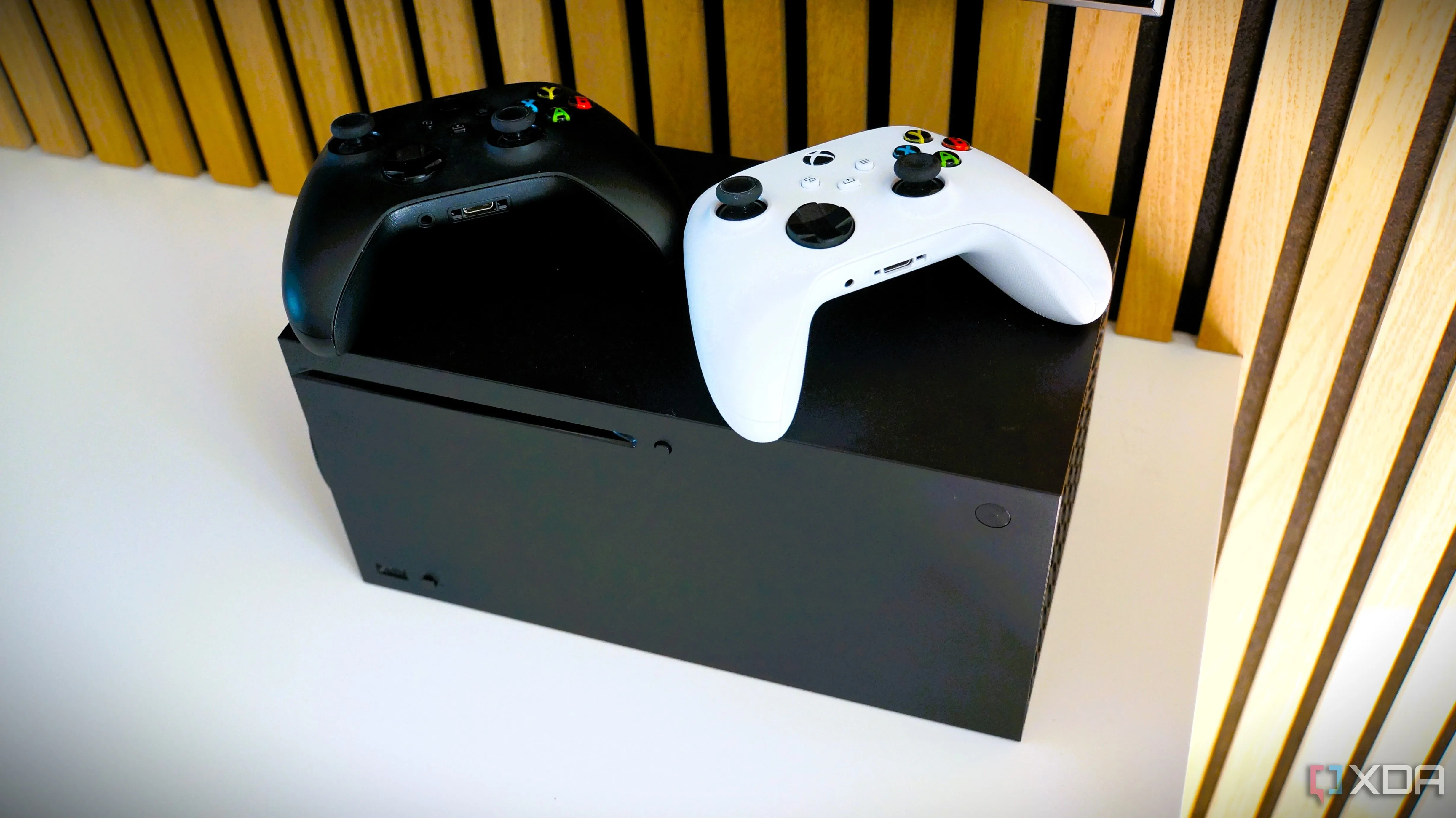 Máy console Xbox Series X cùng bộ tay cầm điều khiển, minh chứng cho chương trình tương thích ngược của Xbox