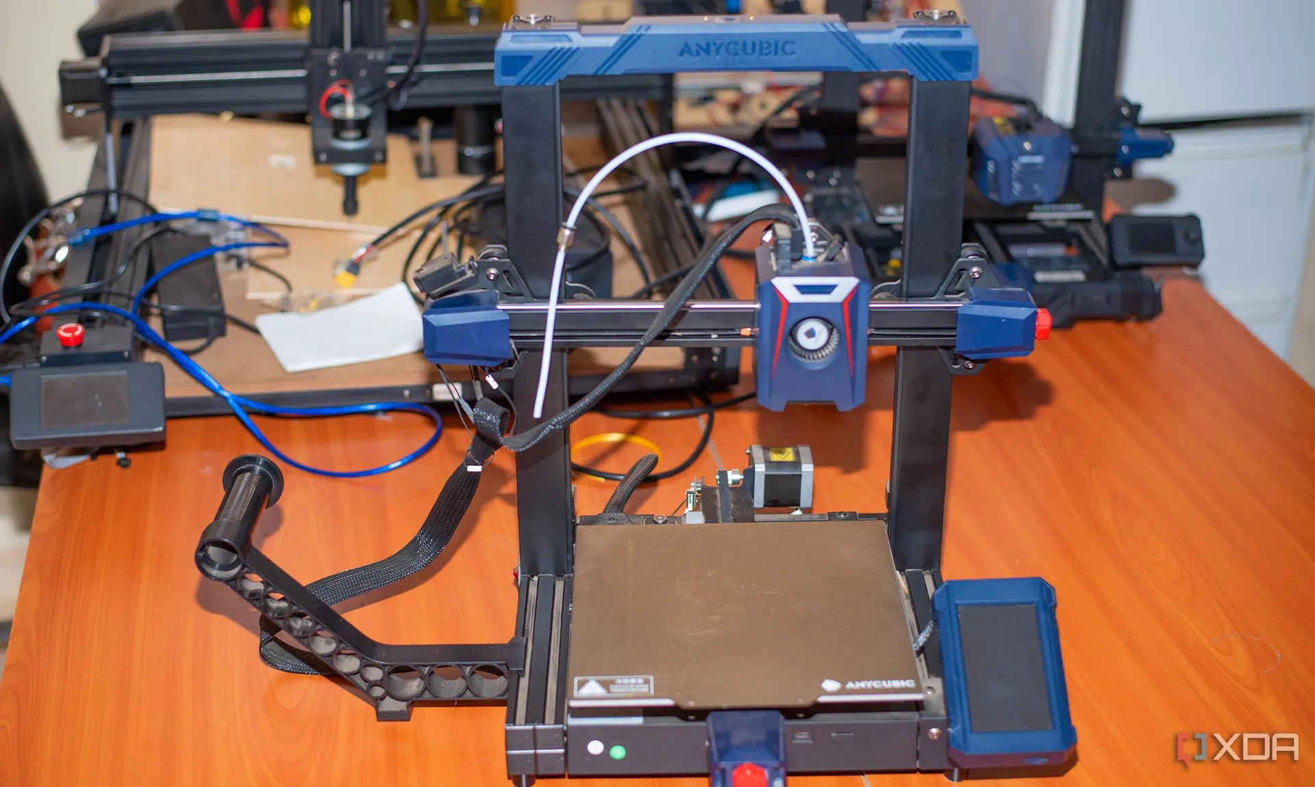 Máy in 3D Anycubic trên bàn, chuẩn bị in các phụ kiện công nghệ hữu ích