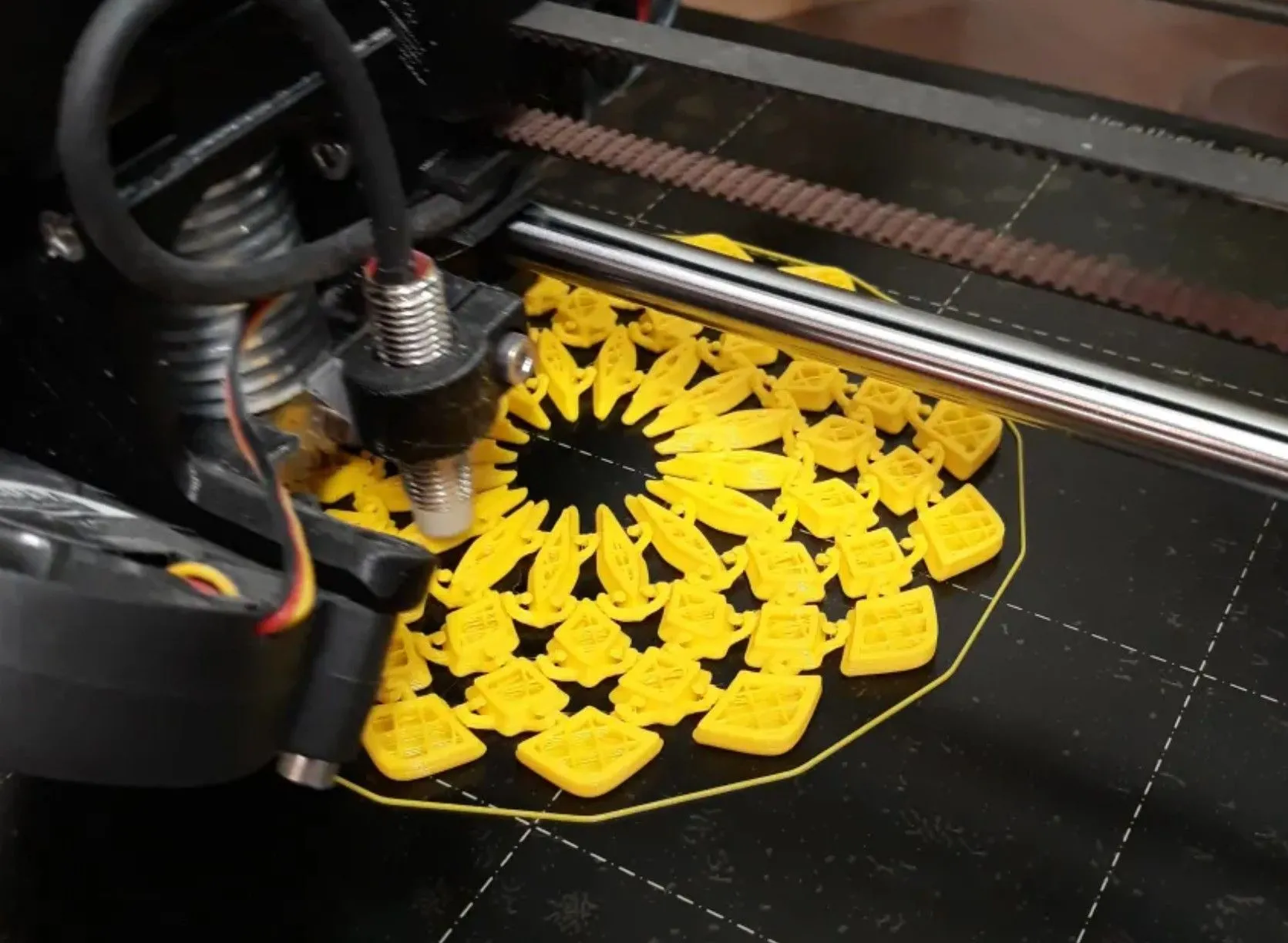 Máy in 3D đang tạo ra một chiếc đế lót cốc hình hoa hướng dương độc đáo, minh họa khả năng tùy chỉnh sản phẩm