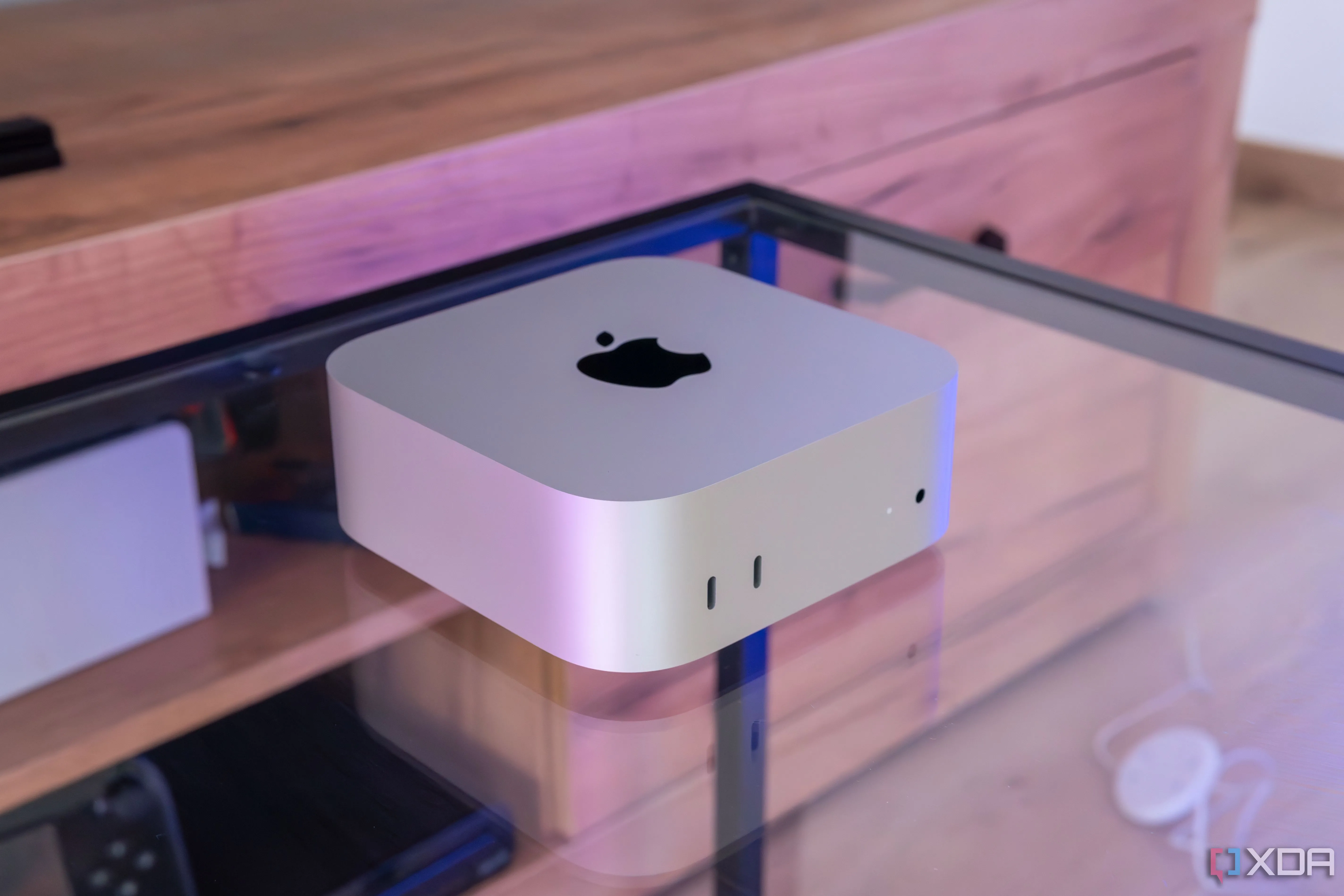 Máy Mac Mini M4 đặt trên bàn kính, minh họa sự thay thế tiềm năng cho Windows