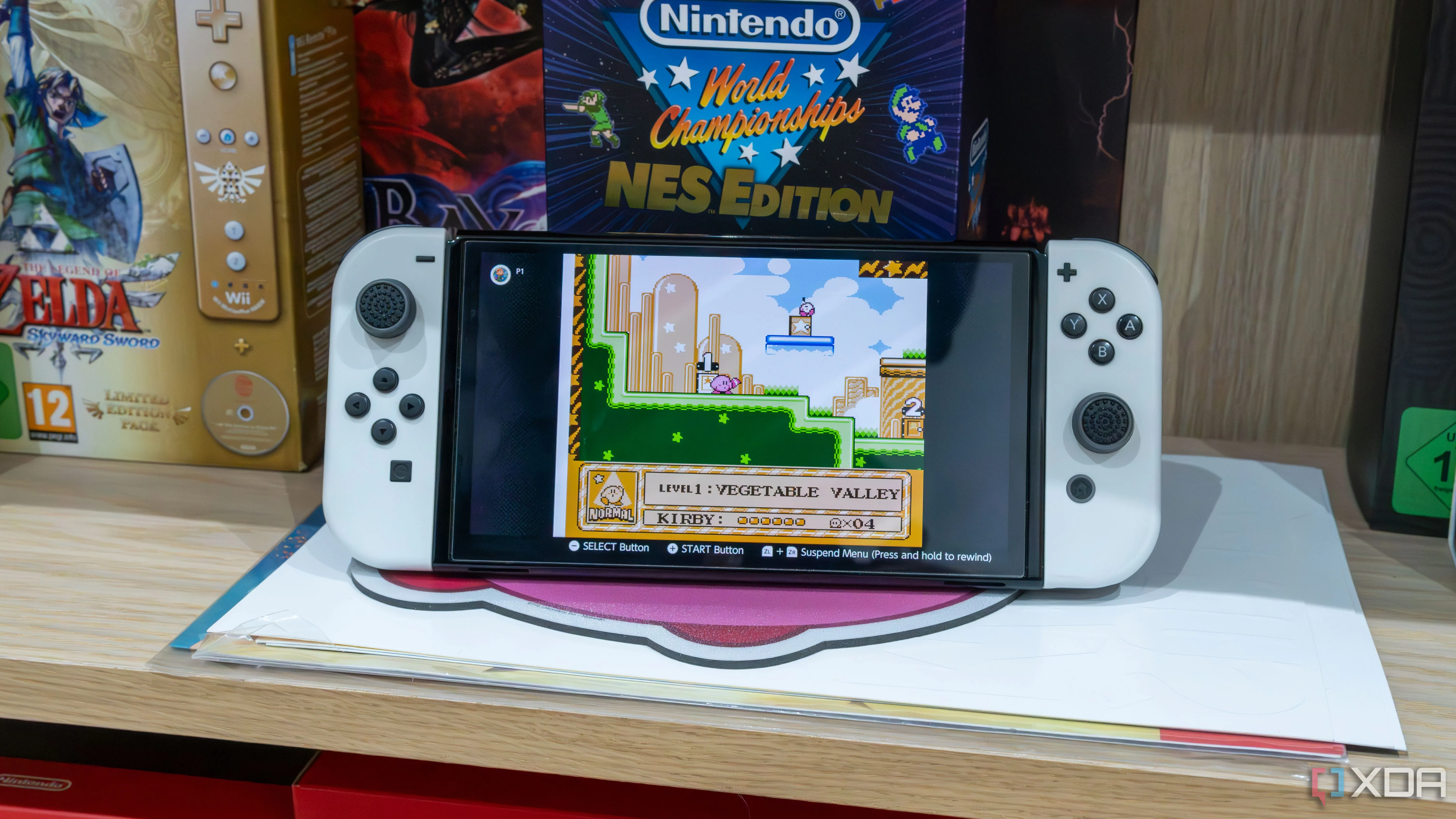 Máy Nintendo Switch OLED đang chơi một tựa game Kirby kinh điển trên NSO