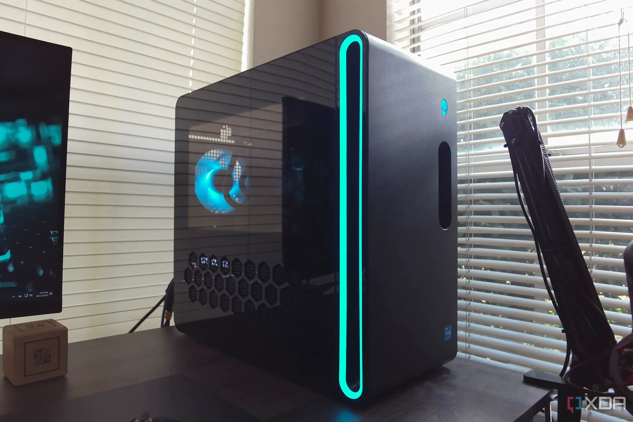 Máy tính Alienware Aurora R16 với thiết kế hiện đại