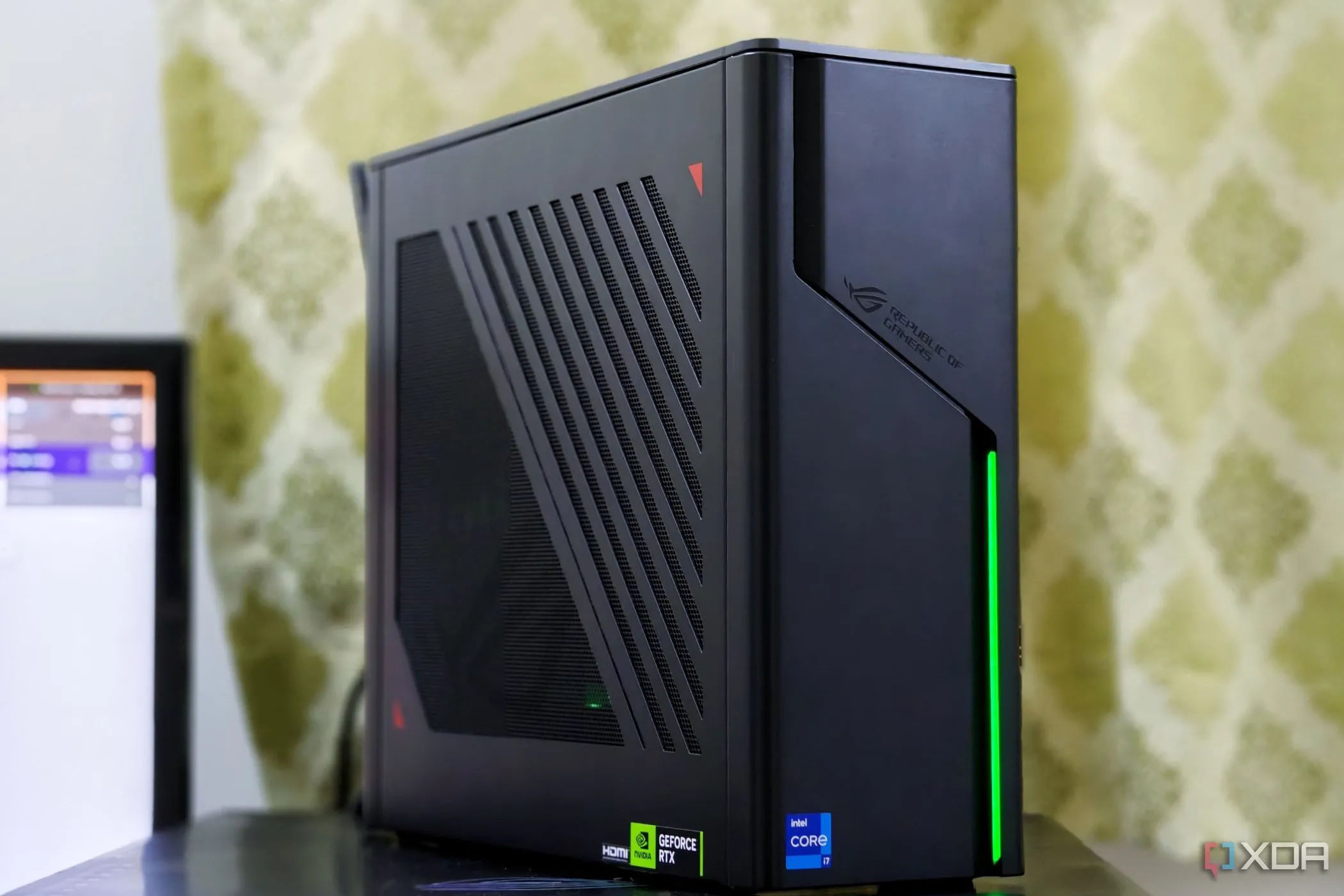 Máy tính bàn ASUS ROG G22CH dạng Small Form-Factor (SFF) nhỏ gọn đặt trên bàn làm việc cạnh màn hình, minh họa việc tối ưu không gian bên trong