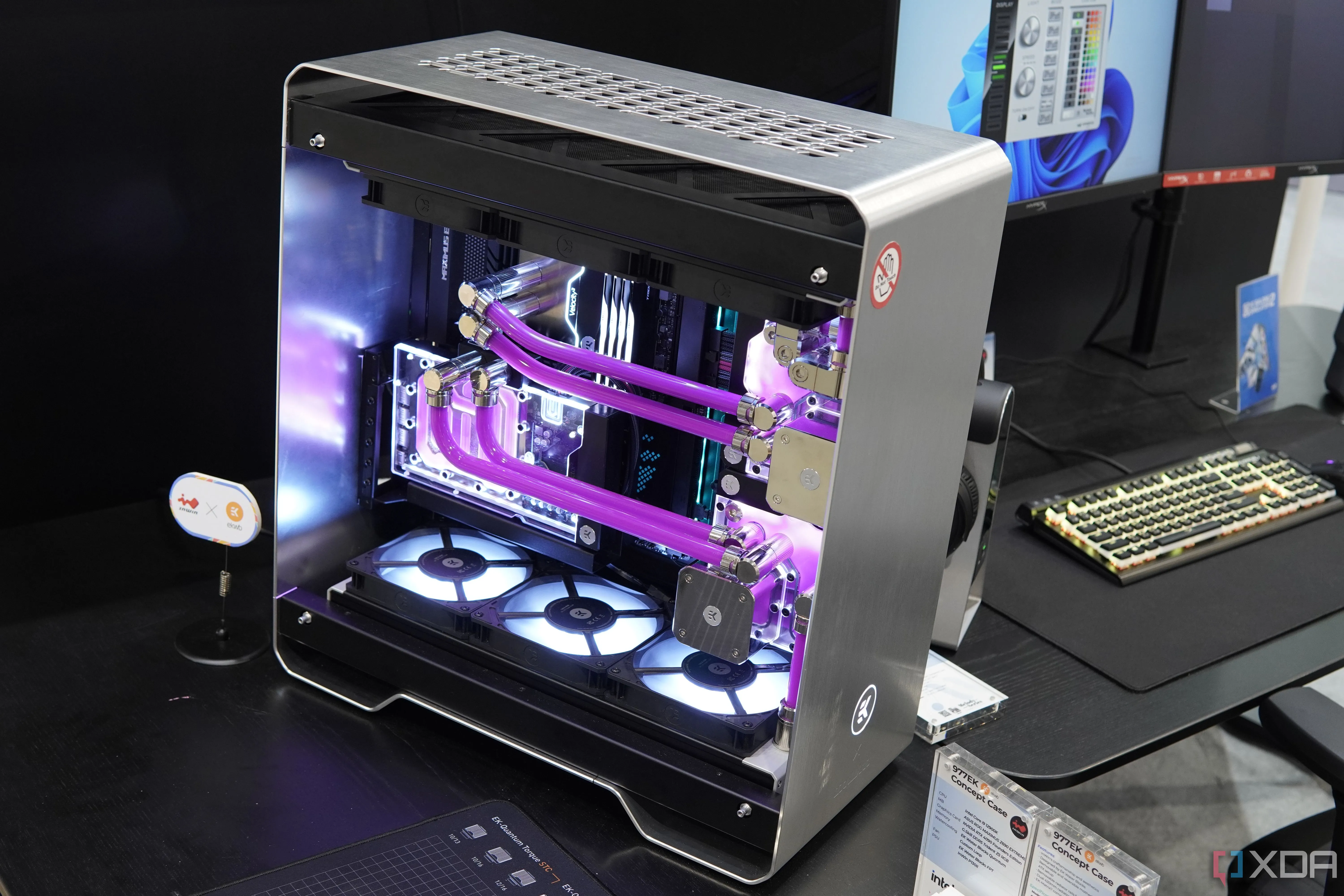 Máy tính bàn custom InWin 977EK với tản nhiệt nước màu hồng, minh họa độ phức tạp của phần cứng PC