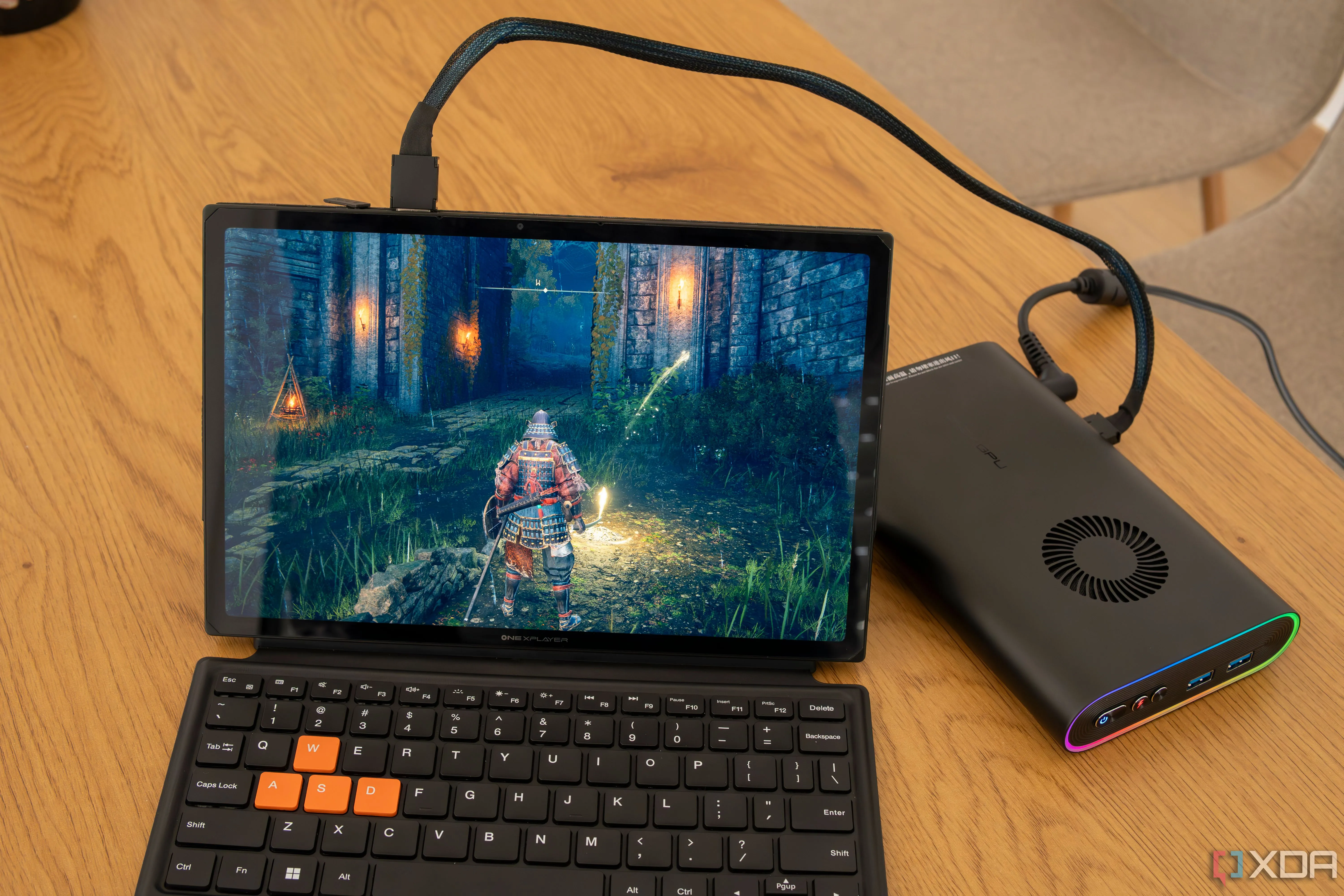 Máy tính bảng One Xplayer X1 chạy game Elden Ring kết nối với GPU gắn ngoài thông qua cổng OCuLink, minh họa giải pháp băng thông cao