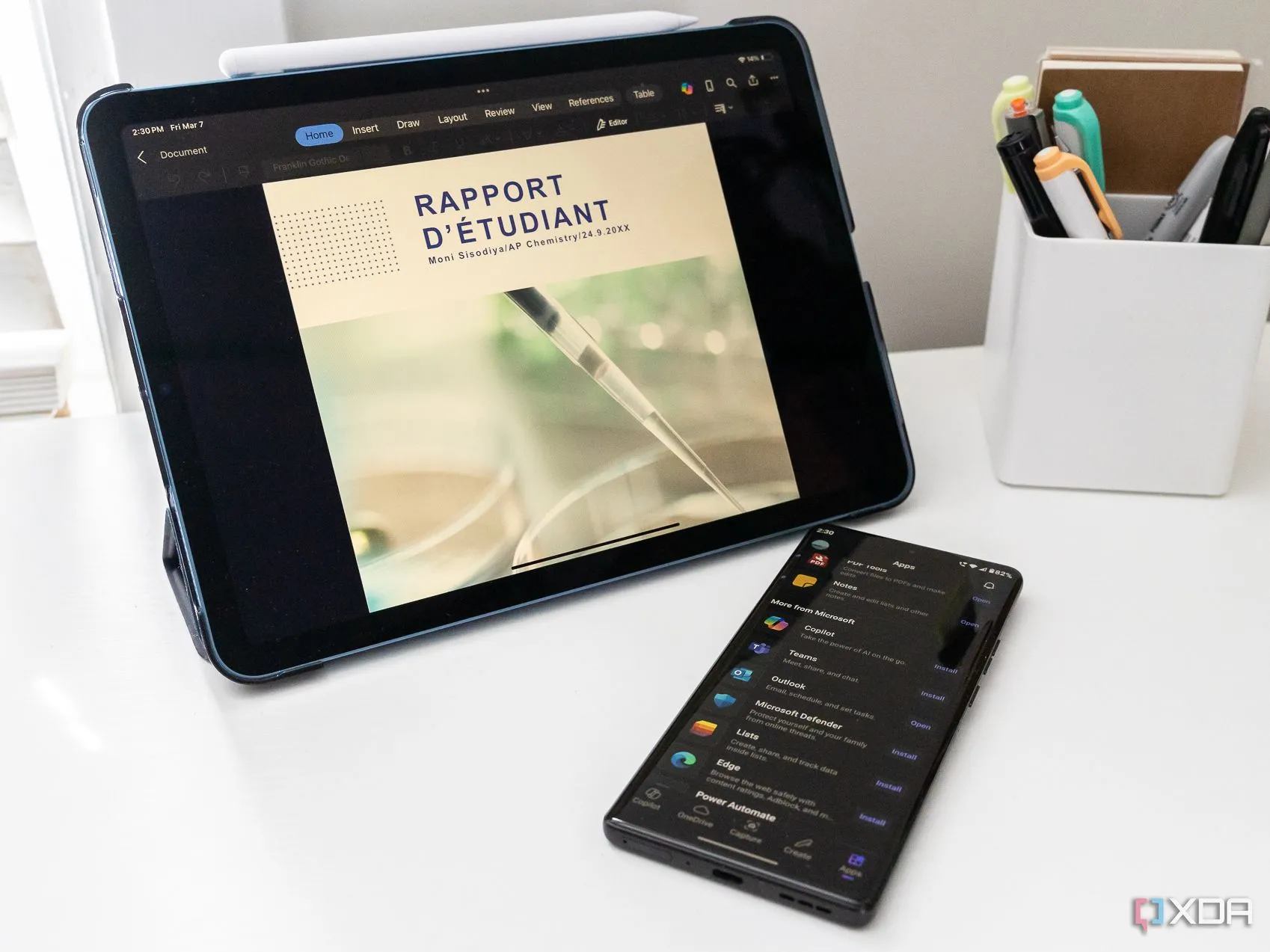 Máy tính bảng và điện thoại thông minh chạy ứng dụng Microsoft 365 Copilot, minh họa trải nghiệm di động ưu việt của Office 365