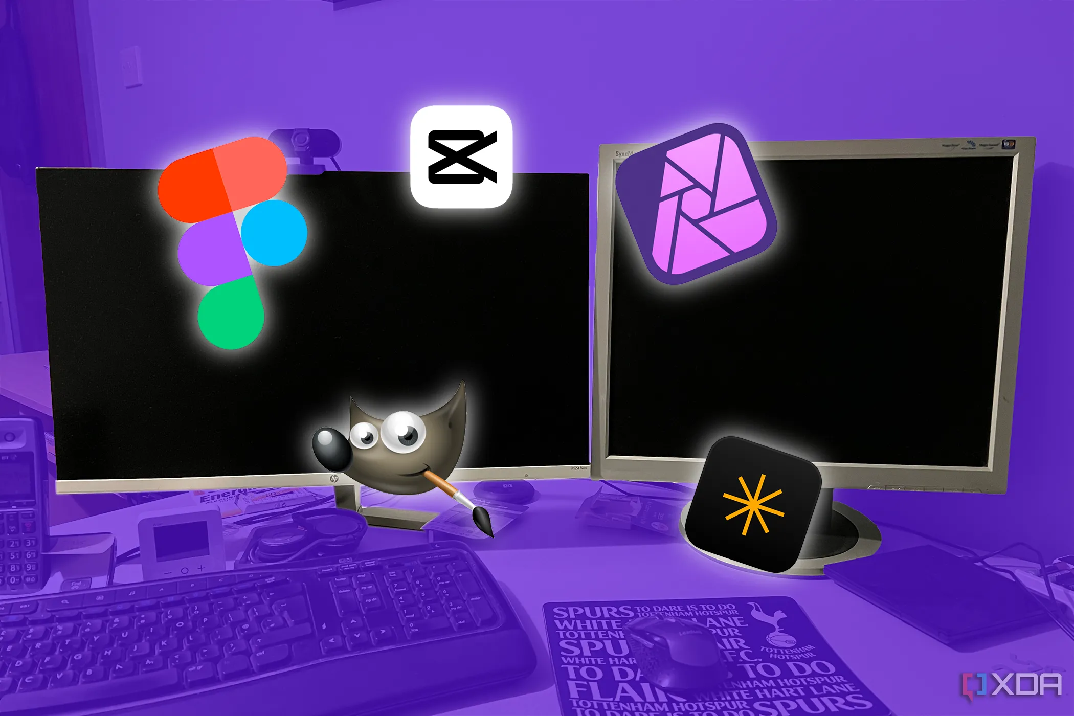 Máy tính chạy Windows với hai màn hình hiển thị logo các phần mềm thay thế Adobe, tượng trưng cho sự đa dạng của các công cụ sáng tạo.
