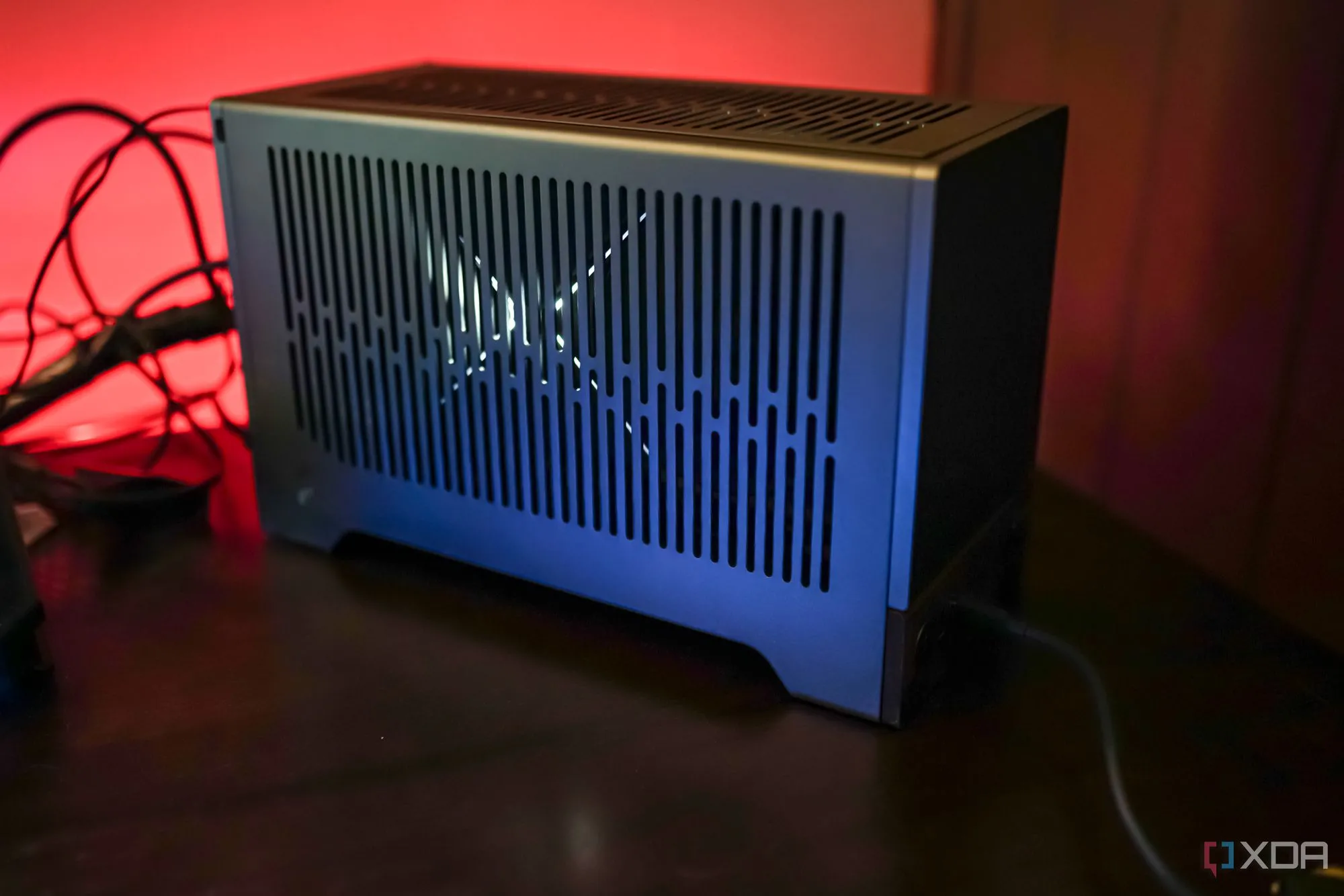 Máy tính chơi game cao cấp với card đồ họa RTX series đang hoạt động, minh họa nguy cơ tiềm ẩn từ cáp 12VHPWR.