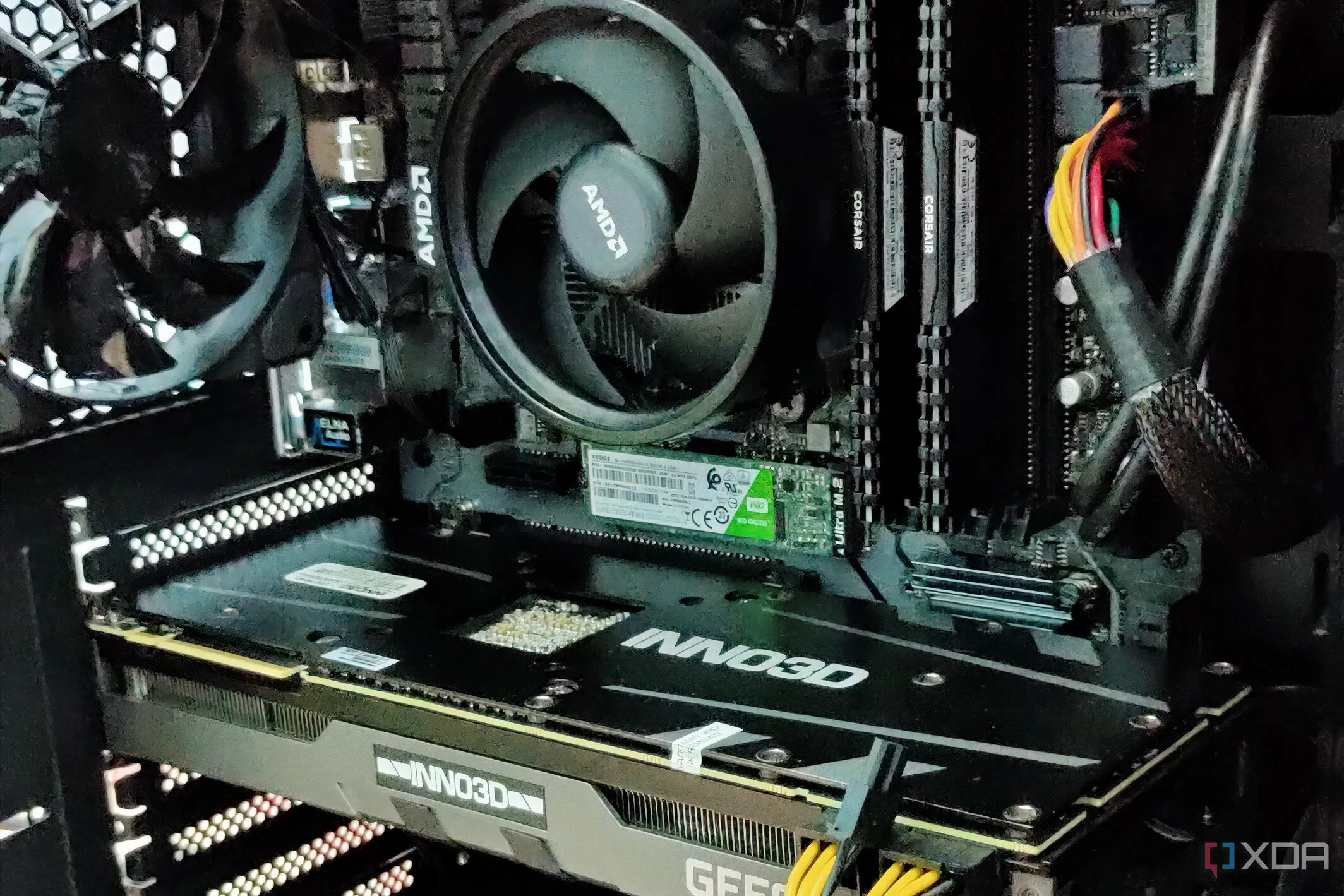 Máy tính chơi game hiển thị GPU, tản nhiệt CPU, RAM và SSD WD Green