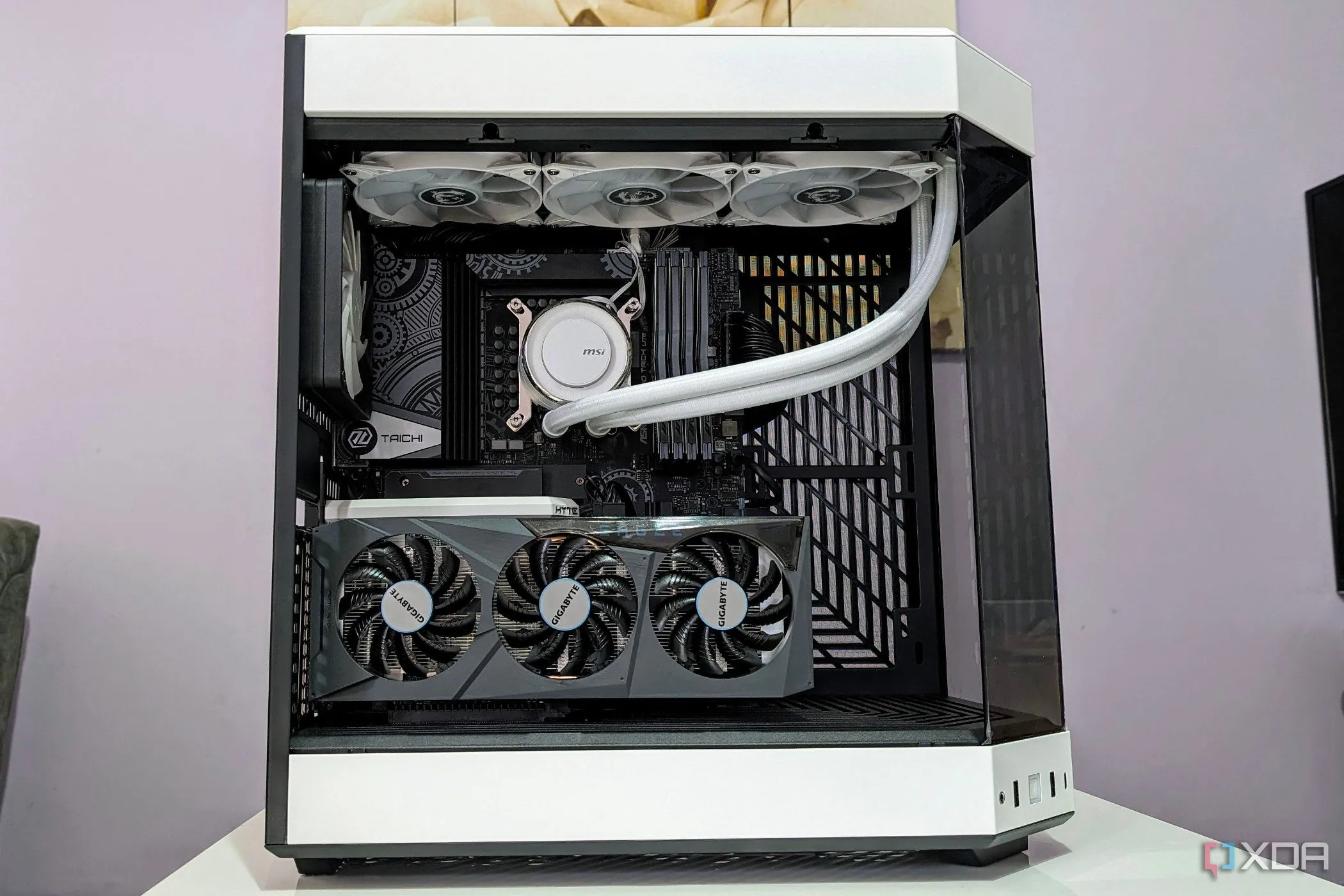 Máy tính chơi game trong vỏ case trắng với tản nhiệt AIO trắng