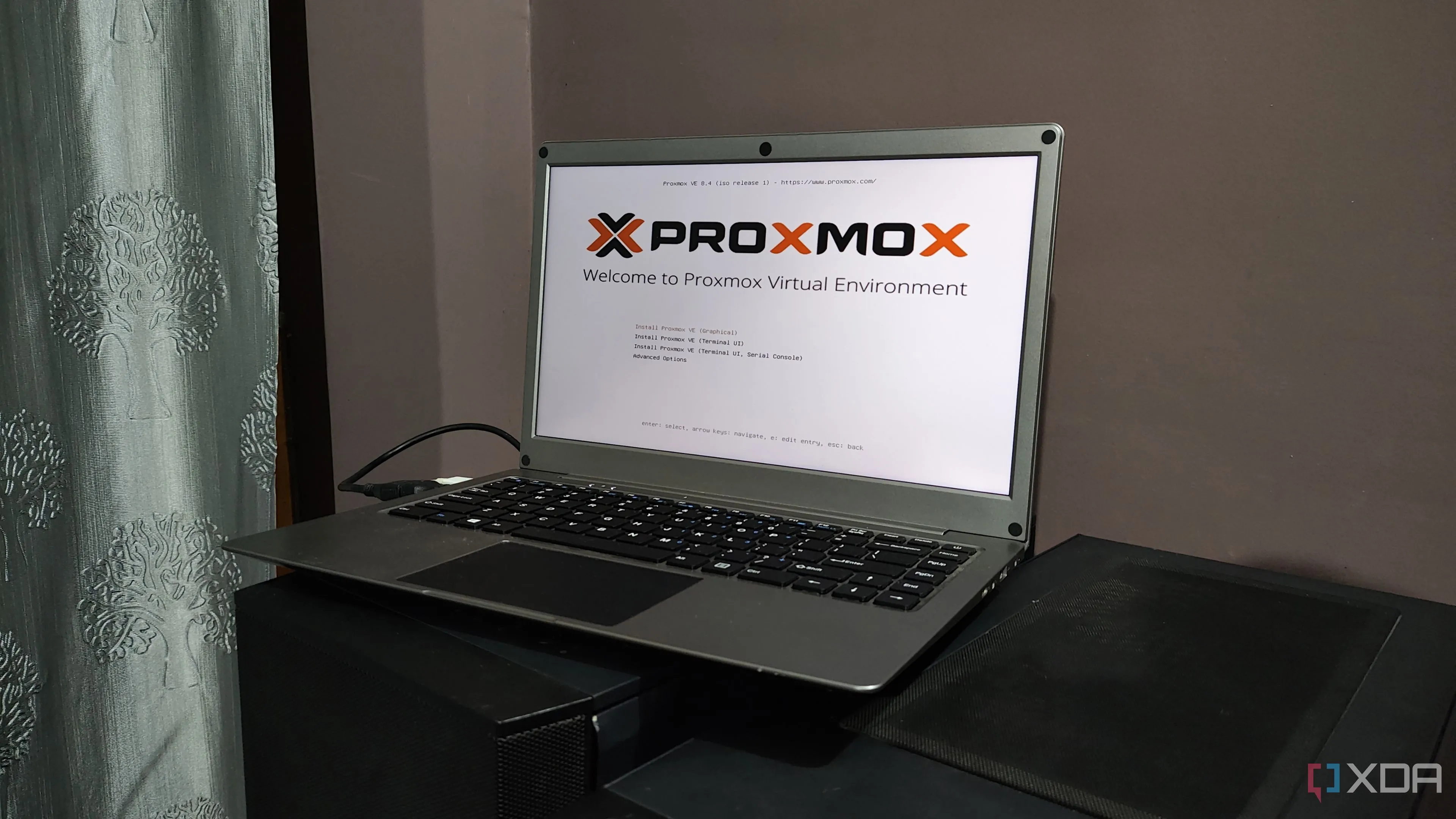 Máy tính cũ đang chạy Proxmox, minh họa cho việc cân nhắc giữa LXC và VM
