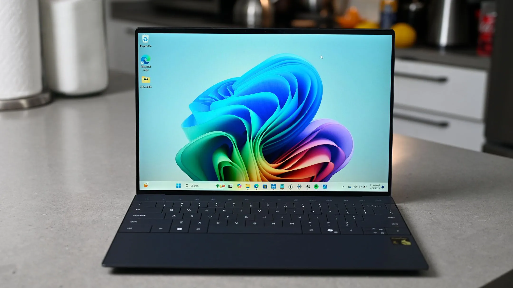 Máy tính Dell XPS 13 (9430) trên bàn đá cẩm thạch màu xám nhạt