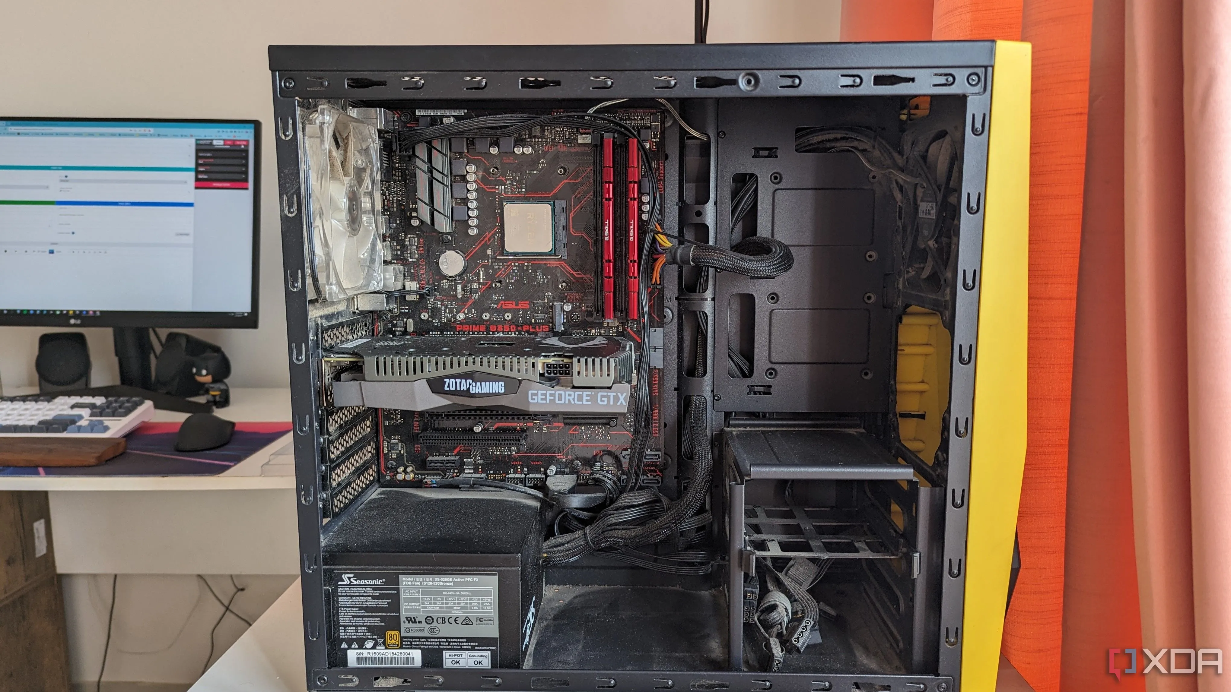 Máy tính gaming nhìn từ bên hông với nắp mở, nhắc nhở người dùng cẩn trọng khi di chuyển PC để tránh sốc cho ổ cứng