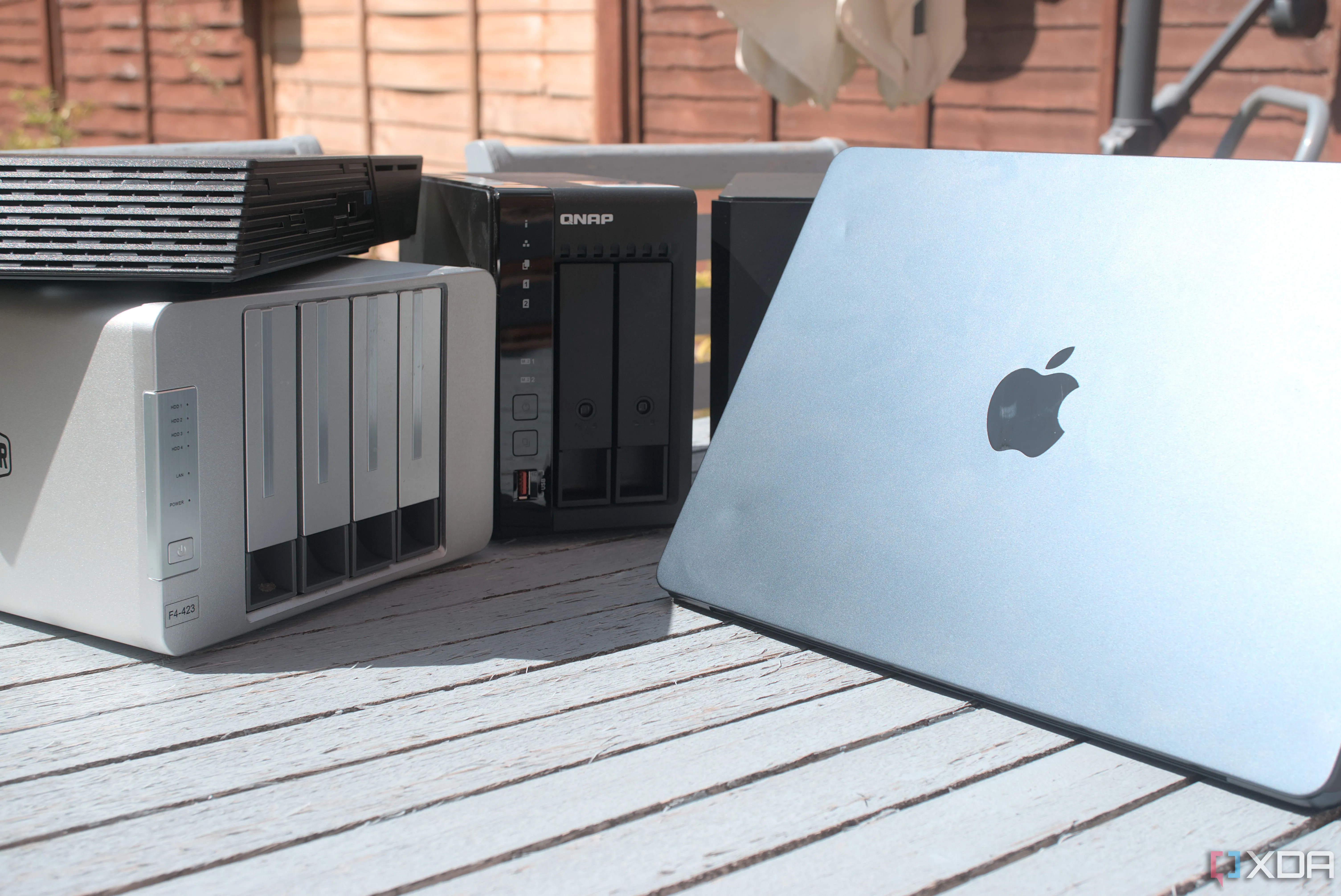 Máy tính MacBook Air và thiết bị lưu trữ NAS, minh họa hệ thống sao lưu.