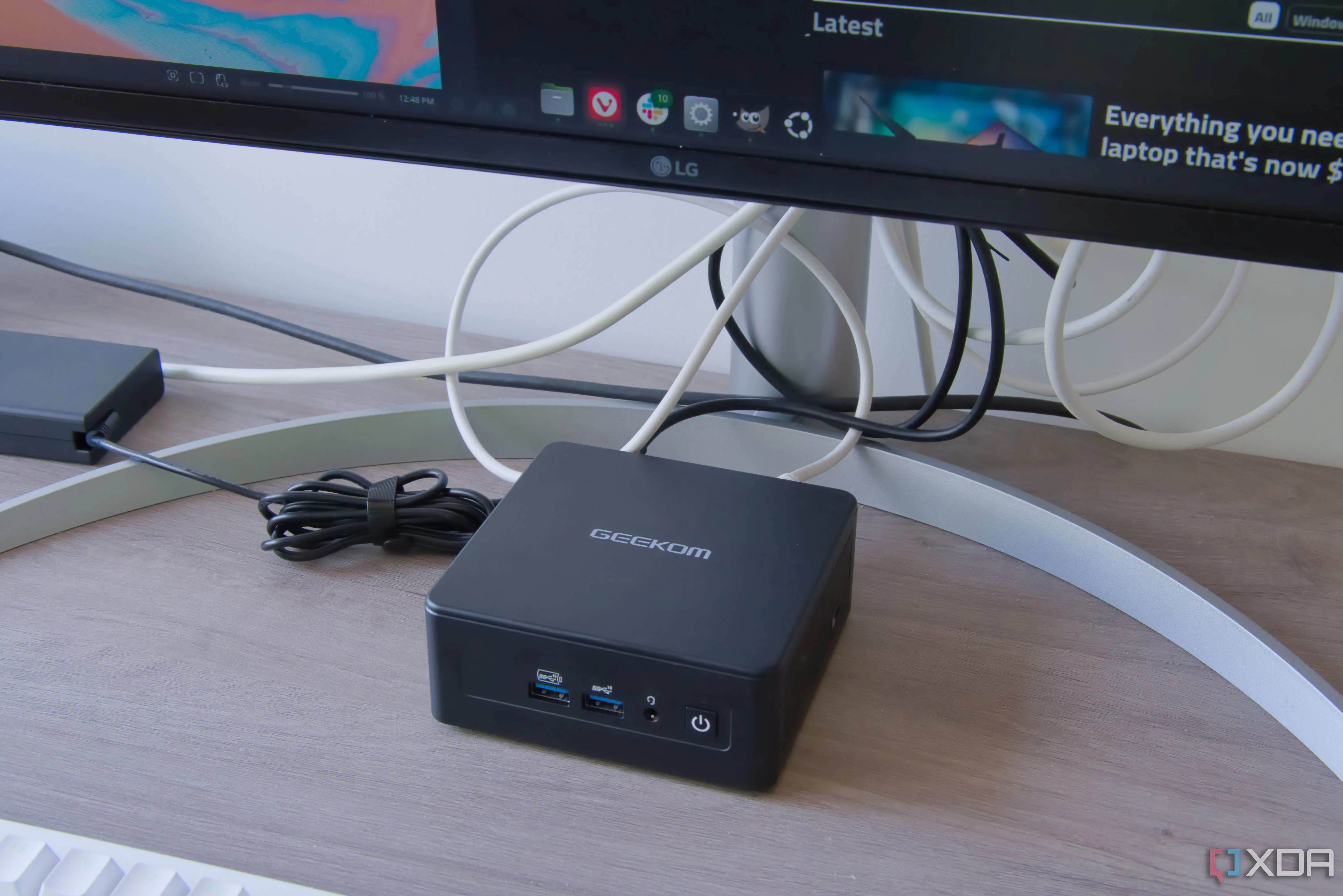 Máy tính mini Geekom IT15 chạy Linux dưới màn hình, thể hiện môi trường làm việc khi sử dụng hệ điều hành mã nguồn mở.